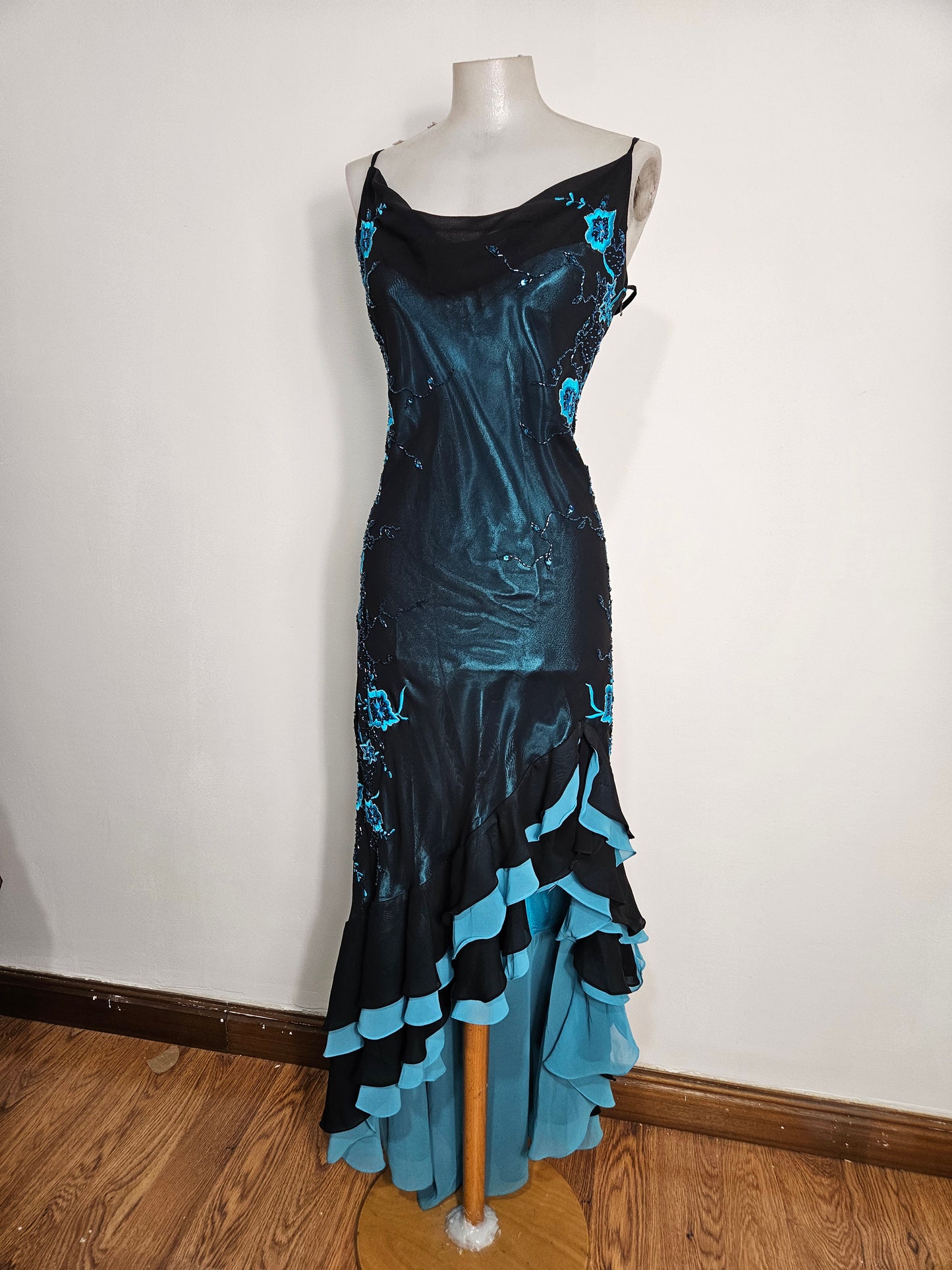 Vestido de voile bordado azul y negro