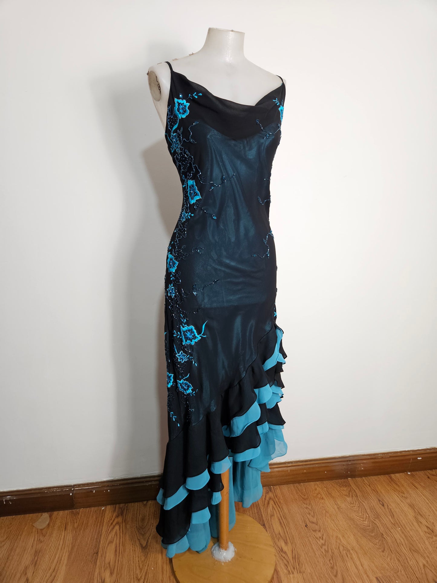 Vestido de voile bordado azul y negro