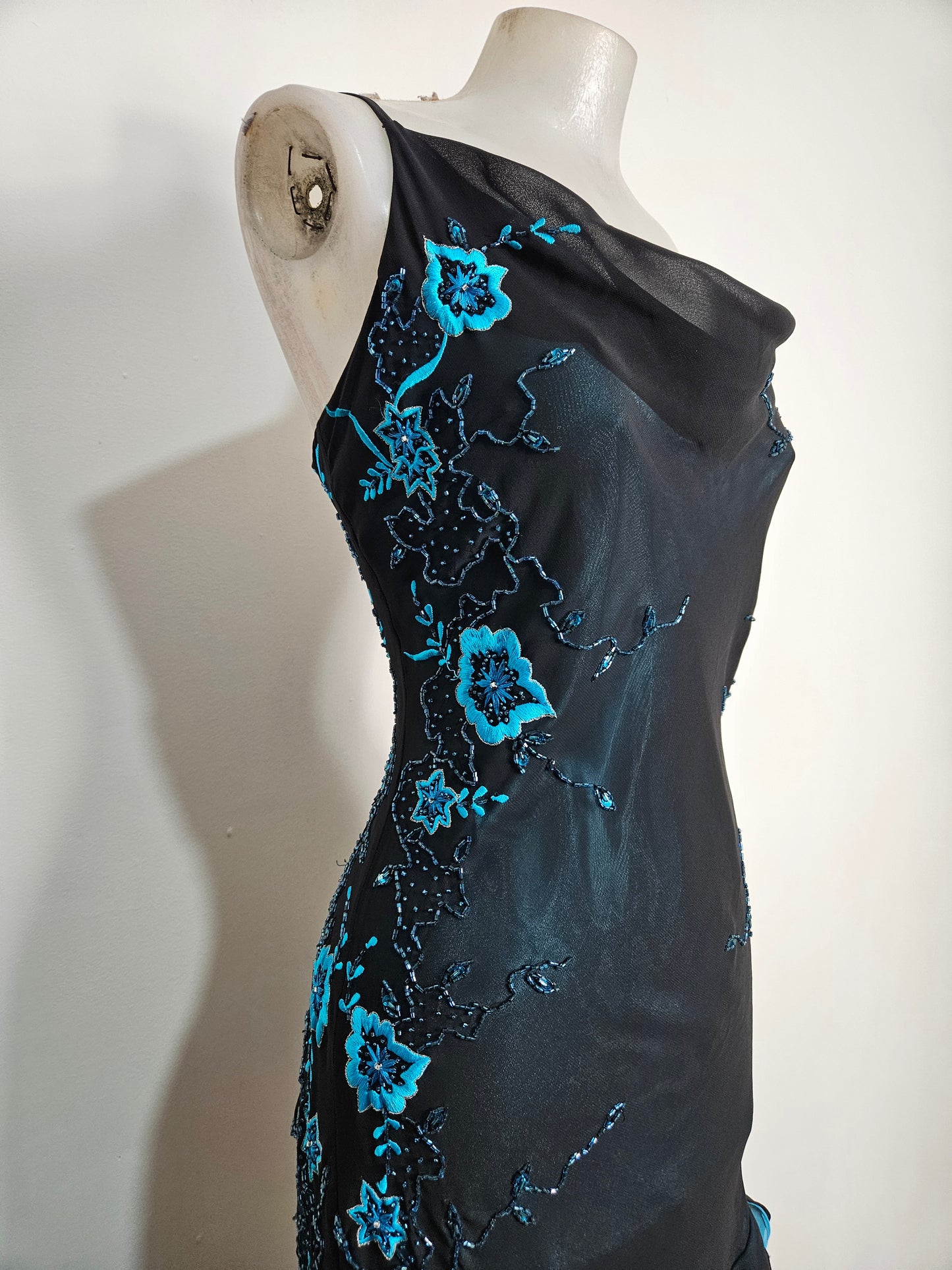 Vestido de voile bordado azul y negro
