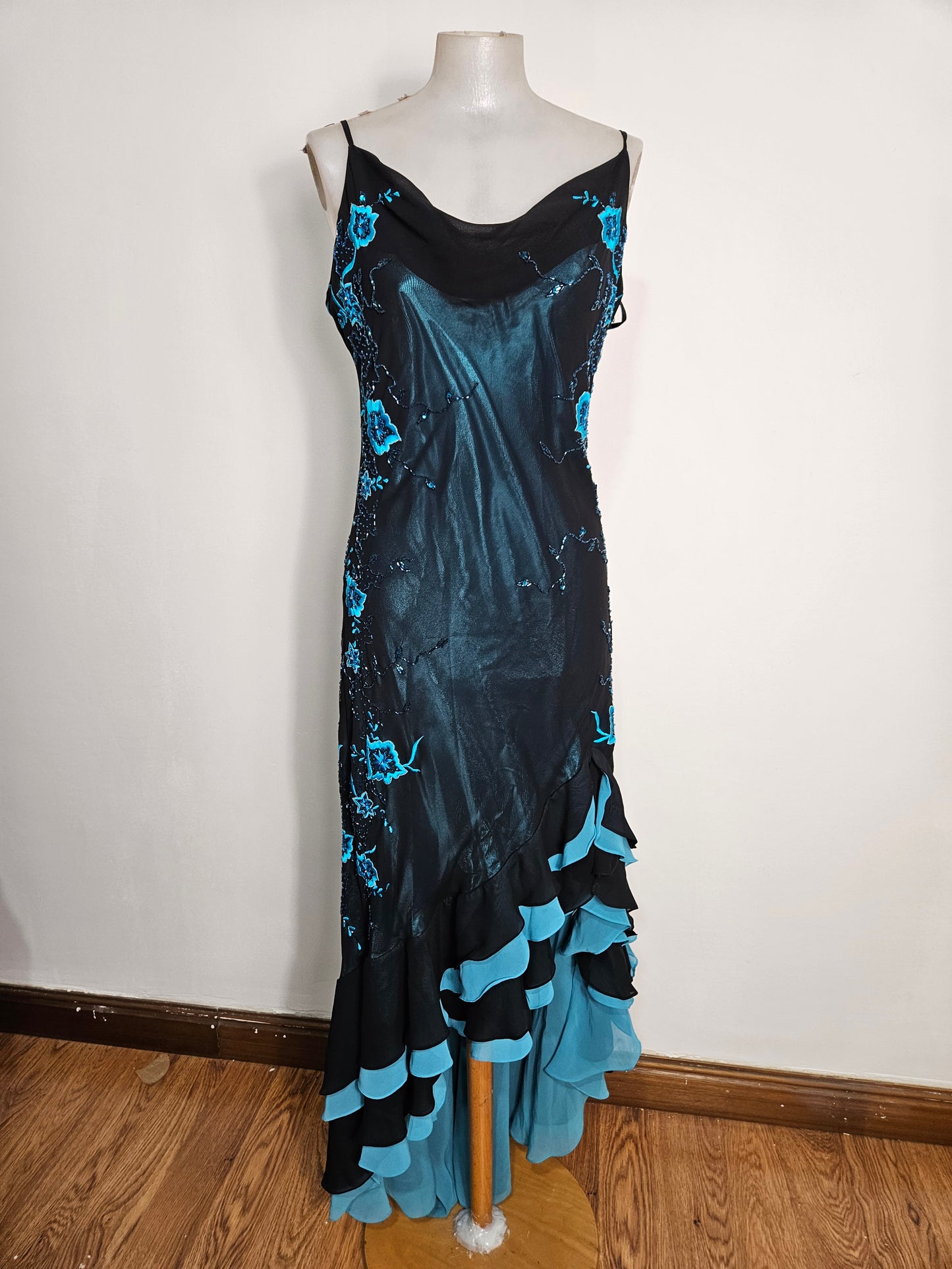 Vestido de voile bordado azul y negro