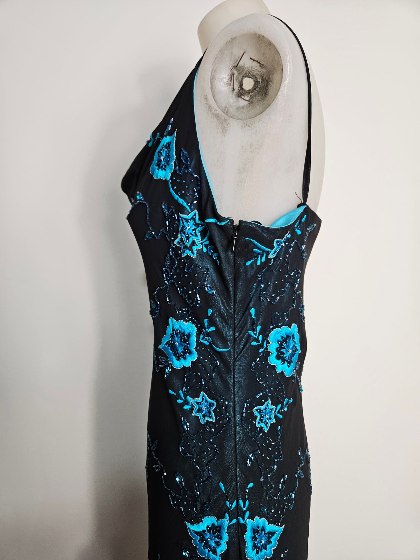 Vestido de voile bordado azul y negro