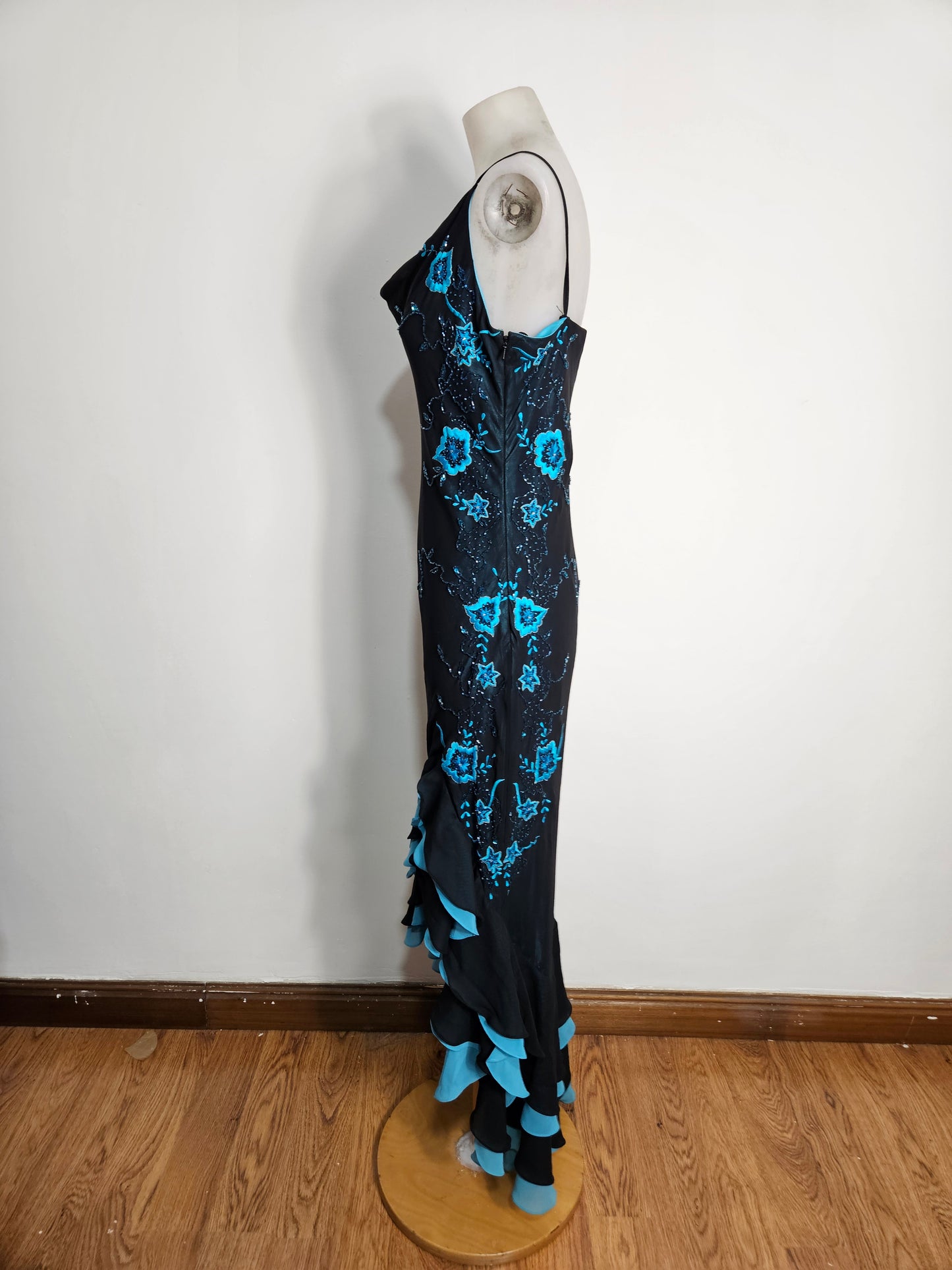 Vestido de voile bordado azul y negro