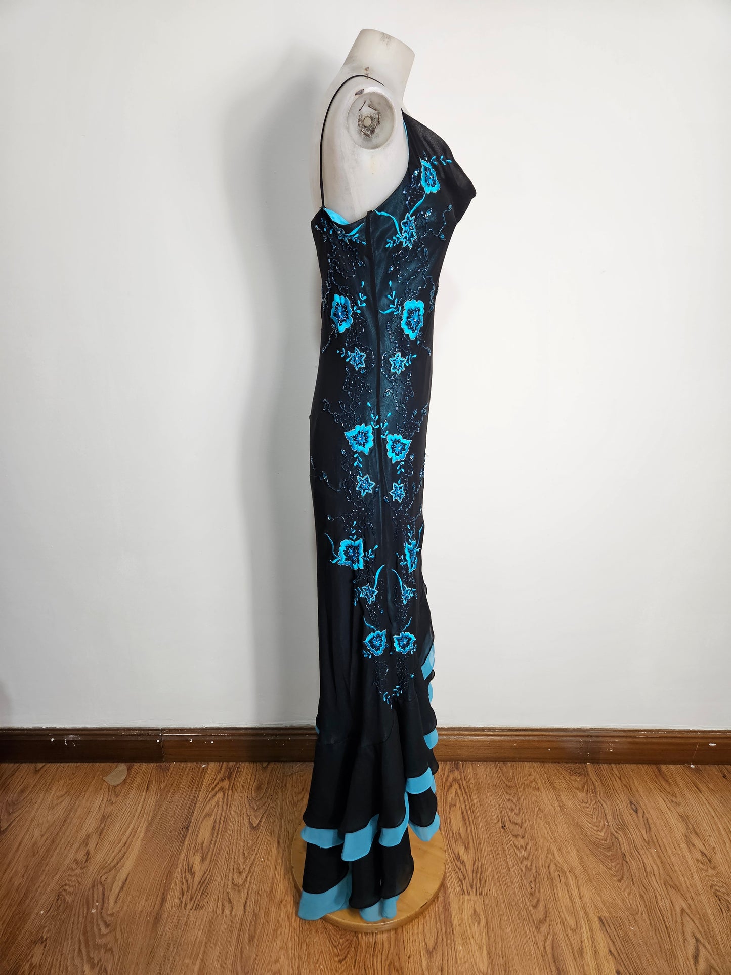 Vestido de voile bordado azul y negro