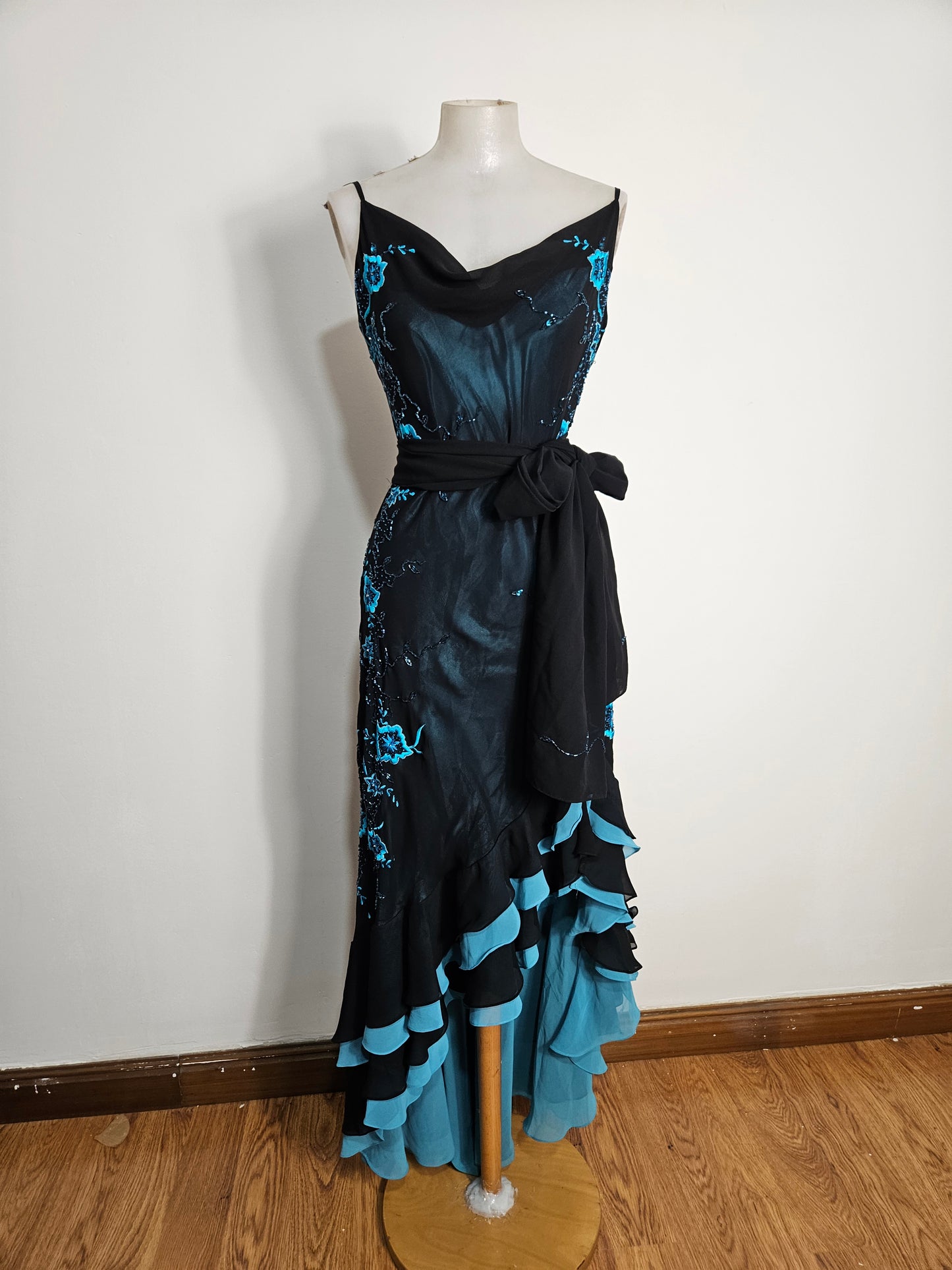 Vestido de voile bordado azul y negro
