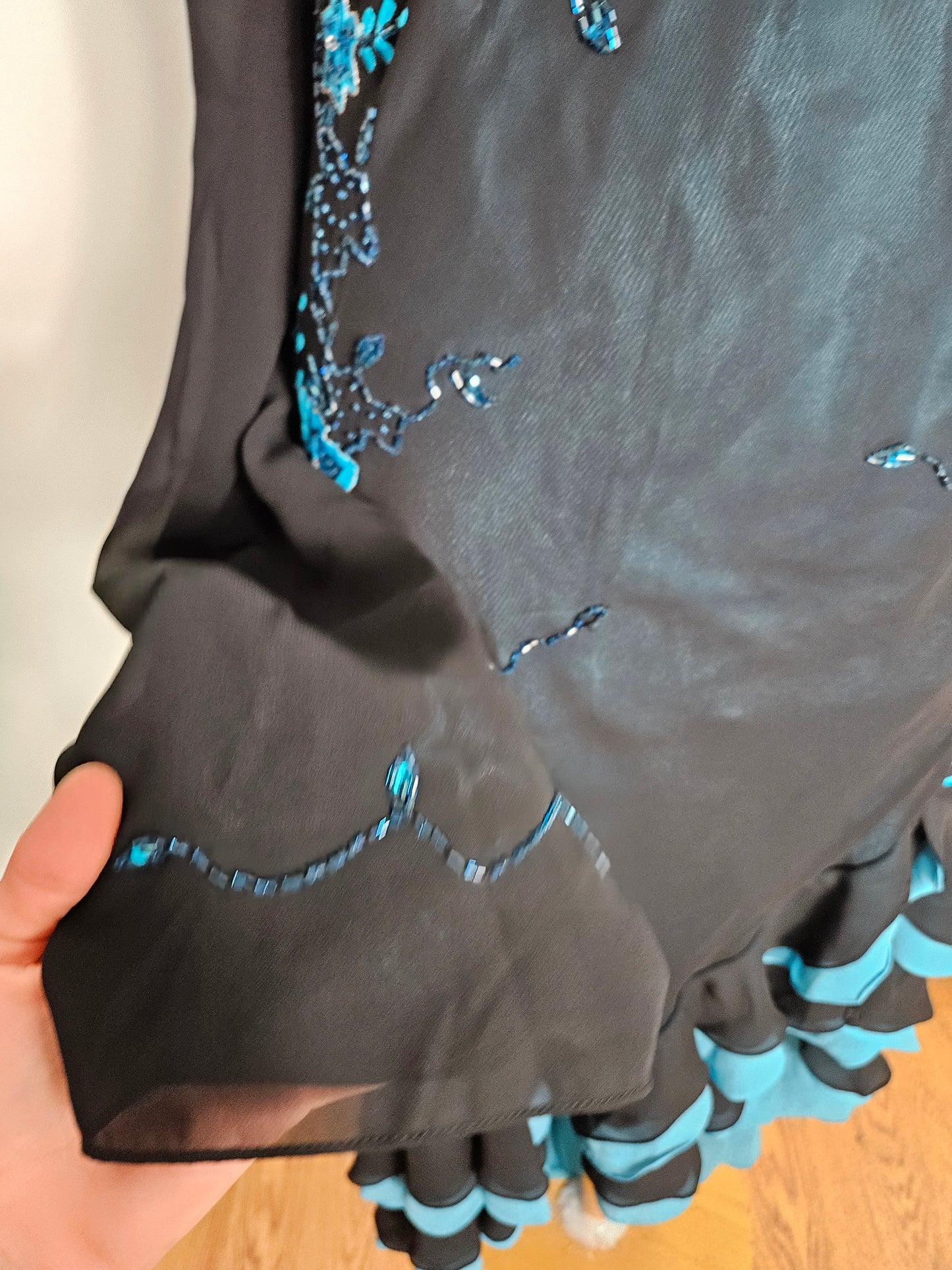 Vestido de voile bordado azul y negro