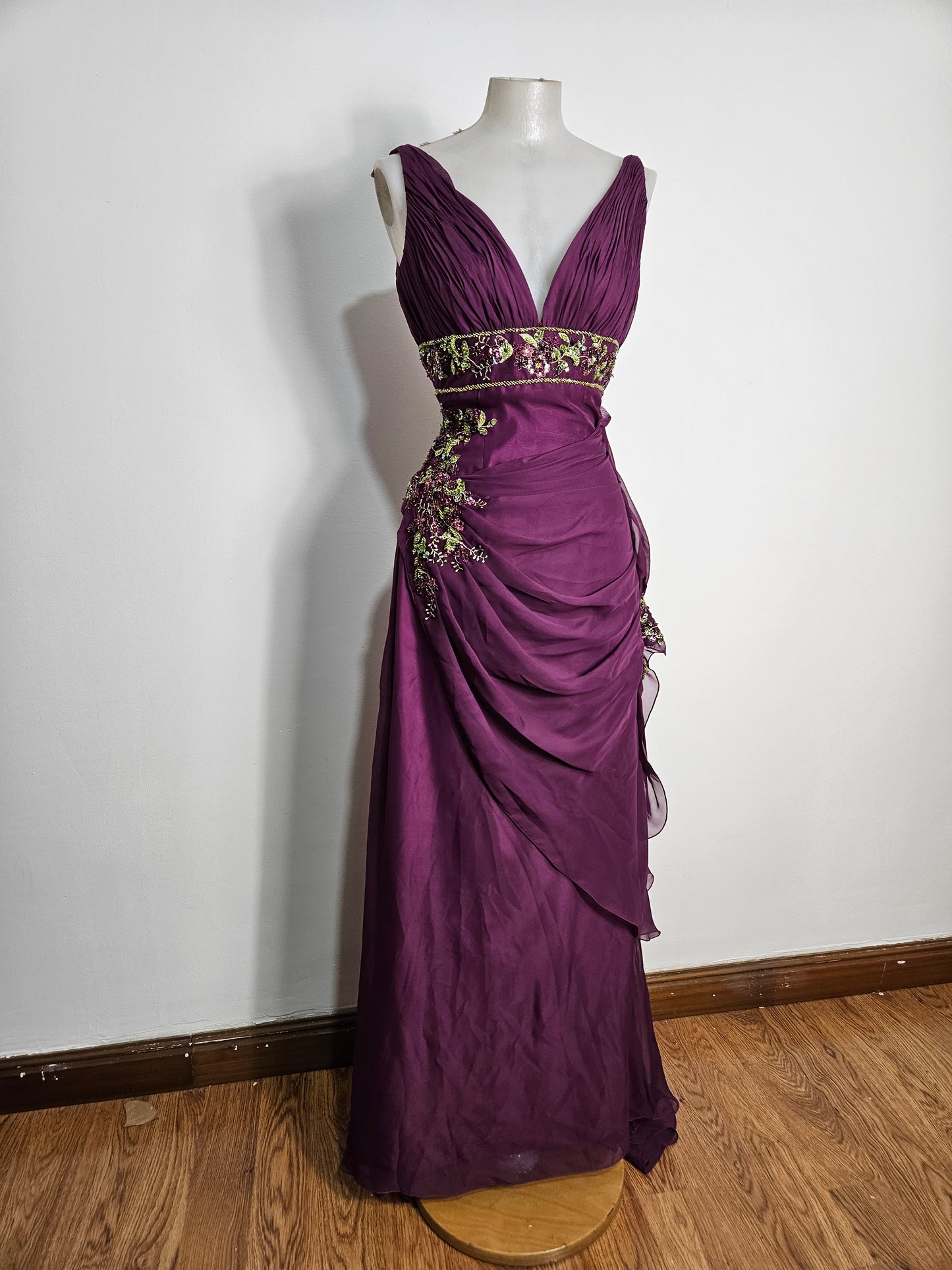 Vestido largo morado bordado