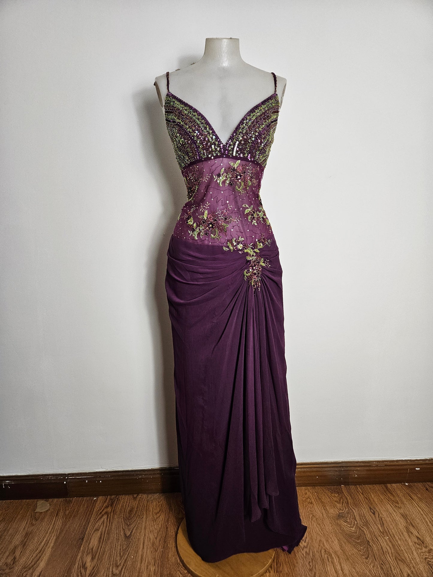 Vestido largo morado bordado