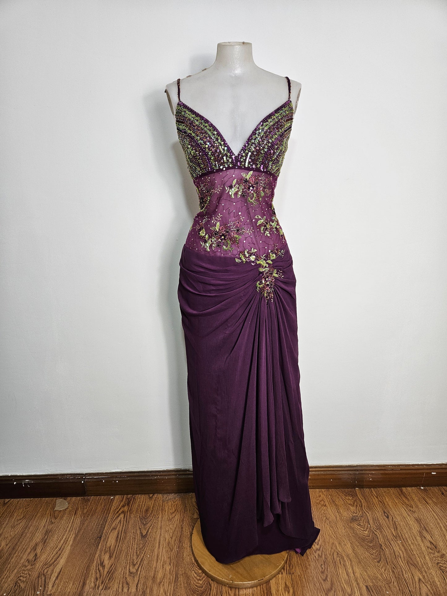 Vestido largo morado bordado