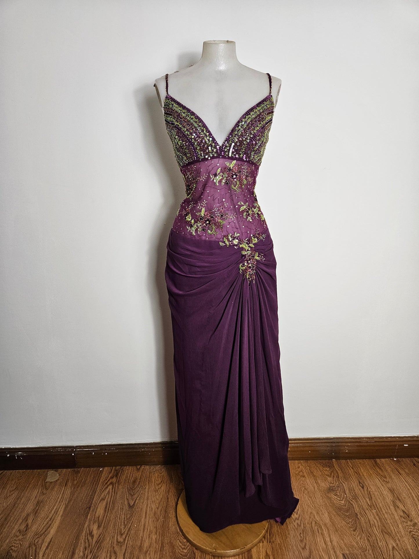 Vestido largo morado bordado