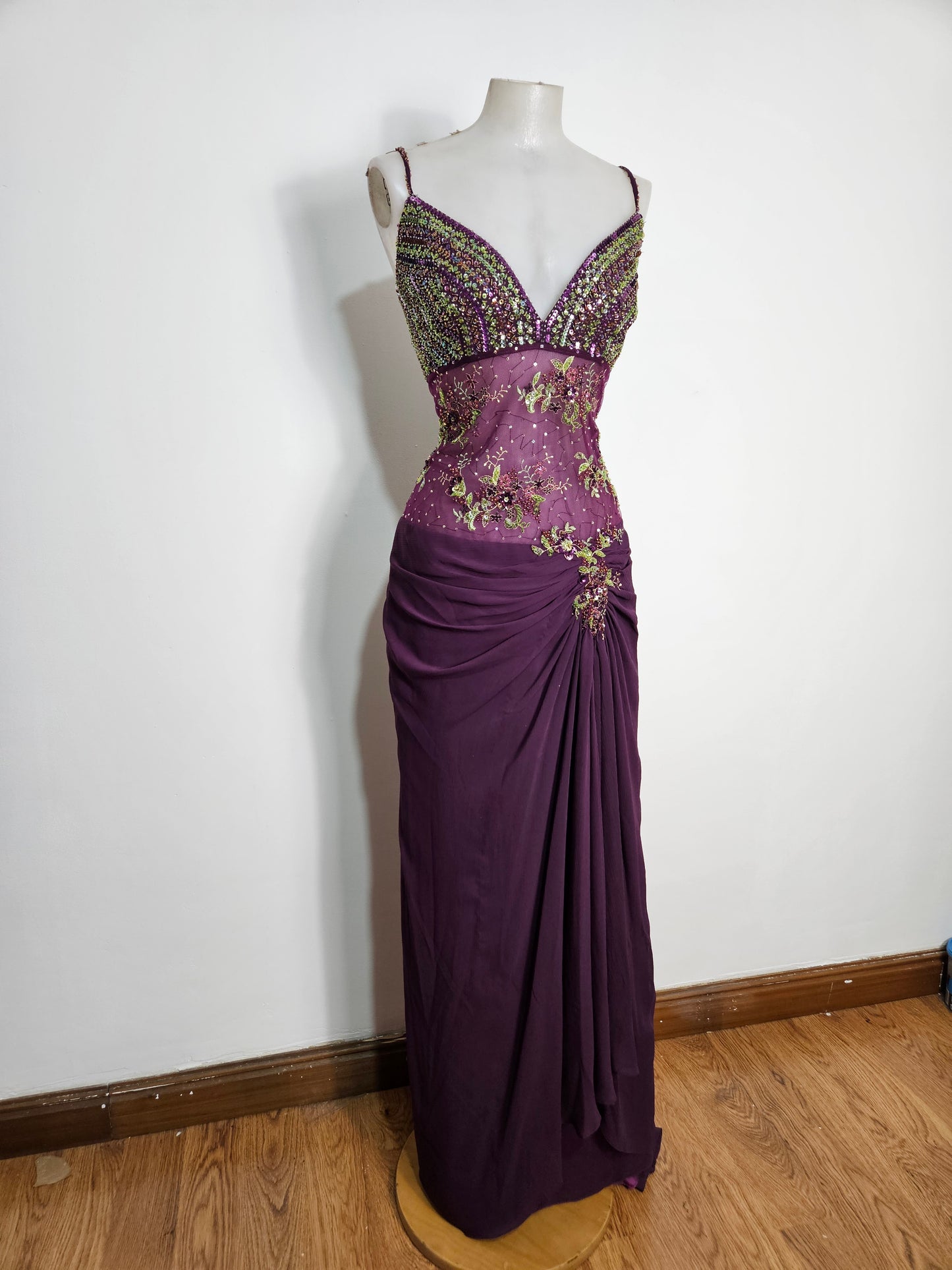 Vestido largo morado bordado