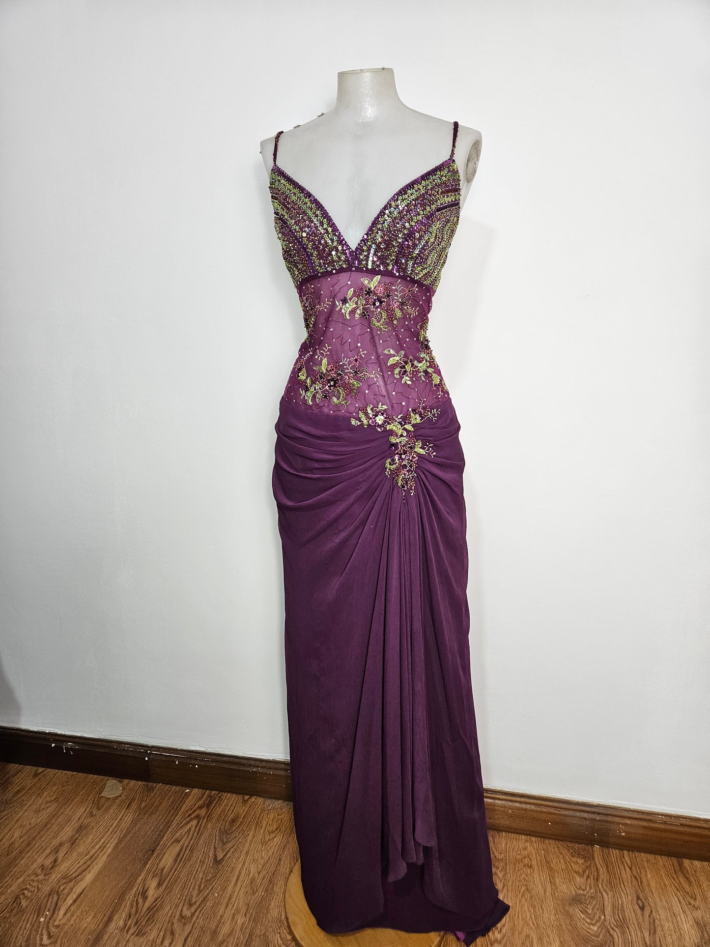 Vestido largo morado bordado