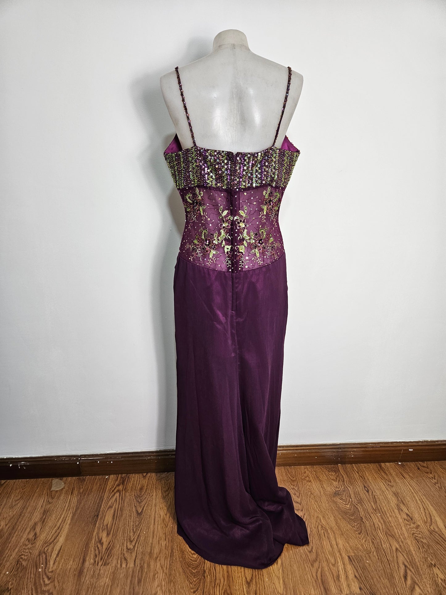 Vestido largo morado bordado