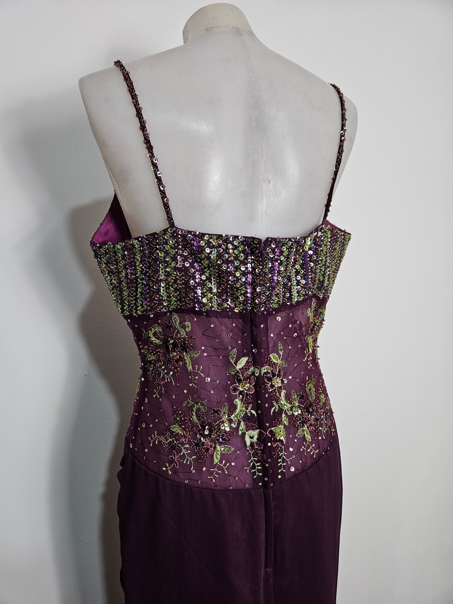 Vestido largo morado bordado