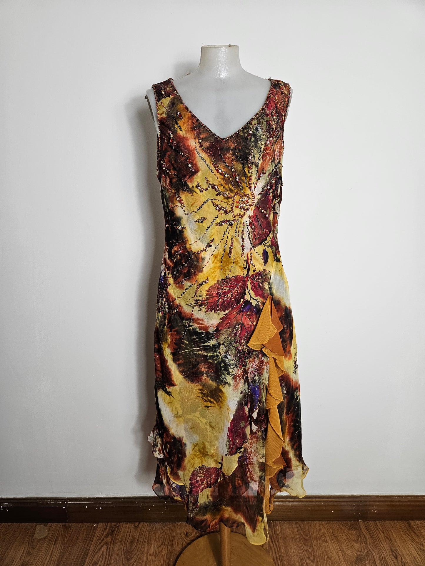 Vestido de seda bordado en tonos ocres