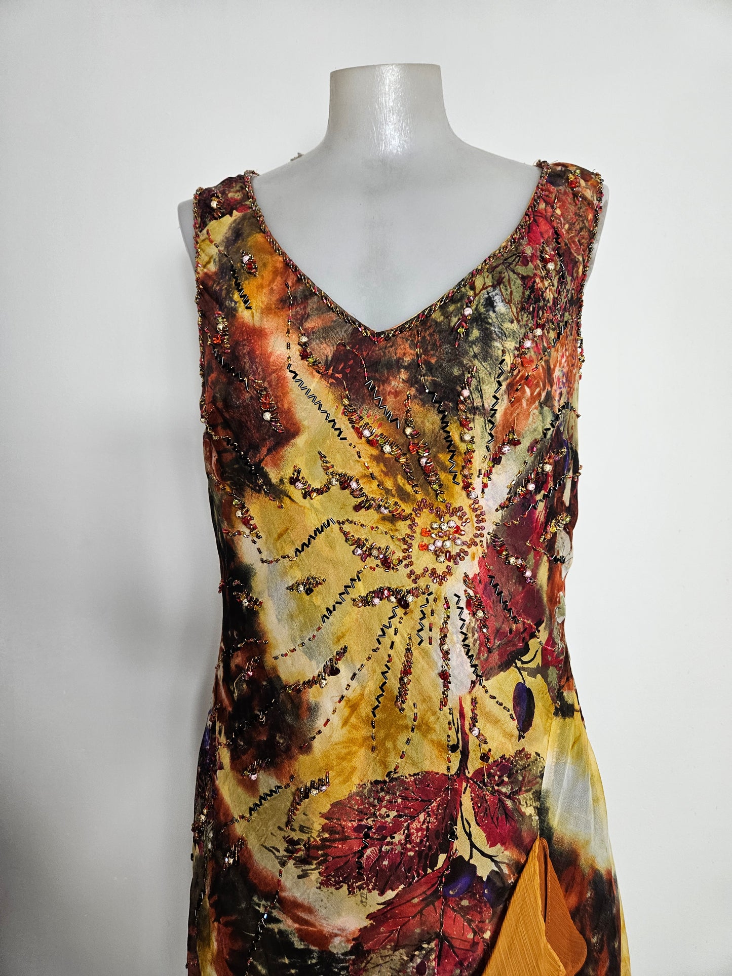 Vestido de seda bordado en tonos ocres