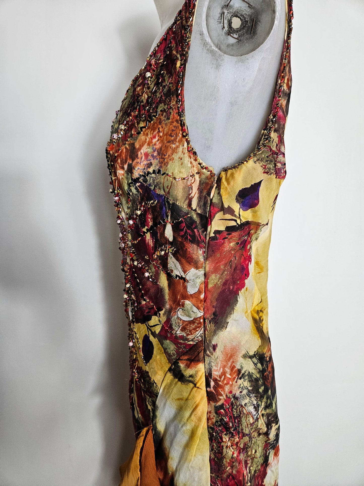 Vestido de seda bordado en tonos ocres