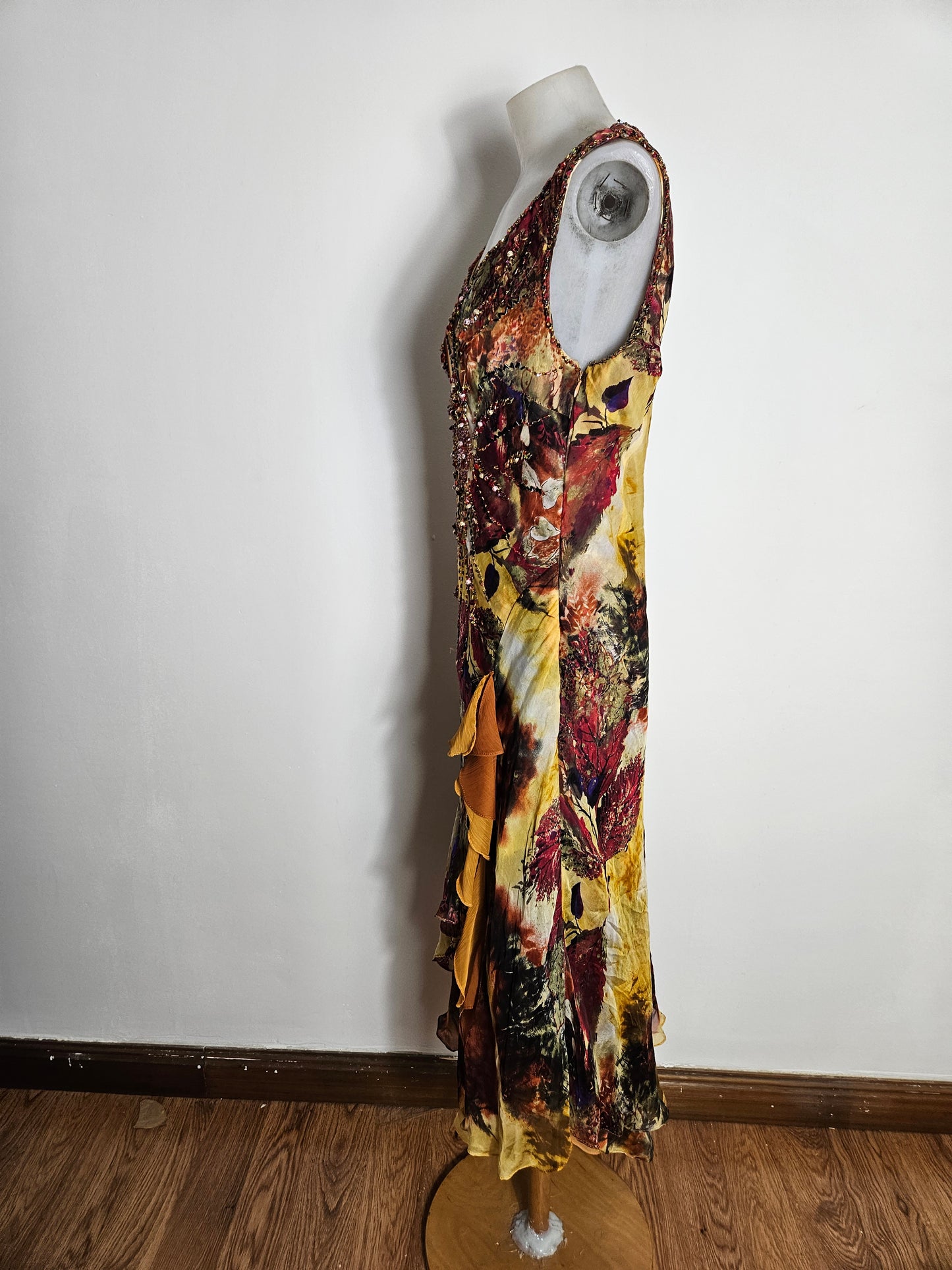 Vestido de seda bordado en tonos ocres