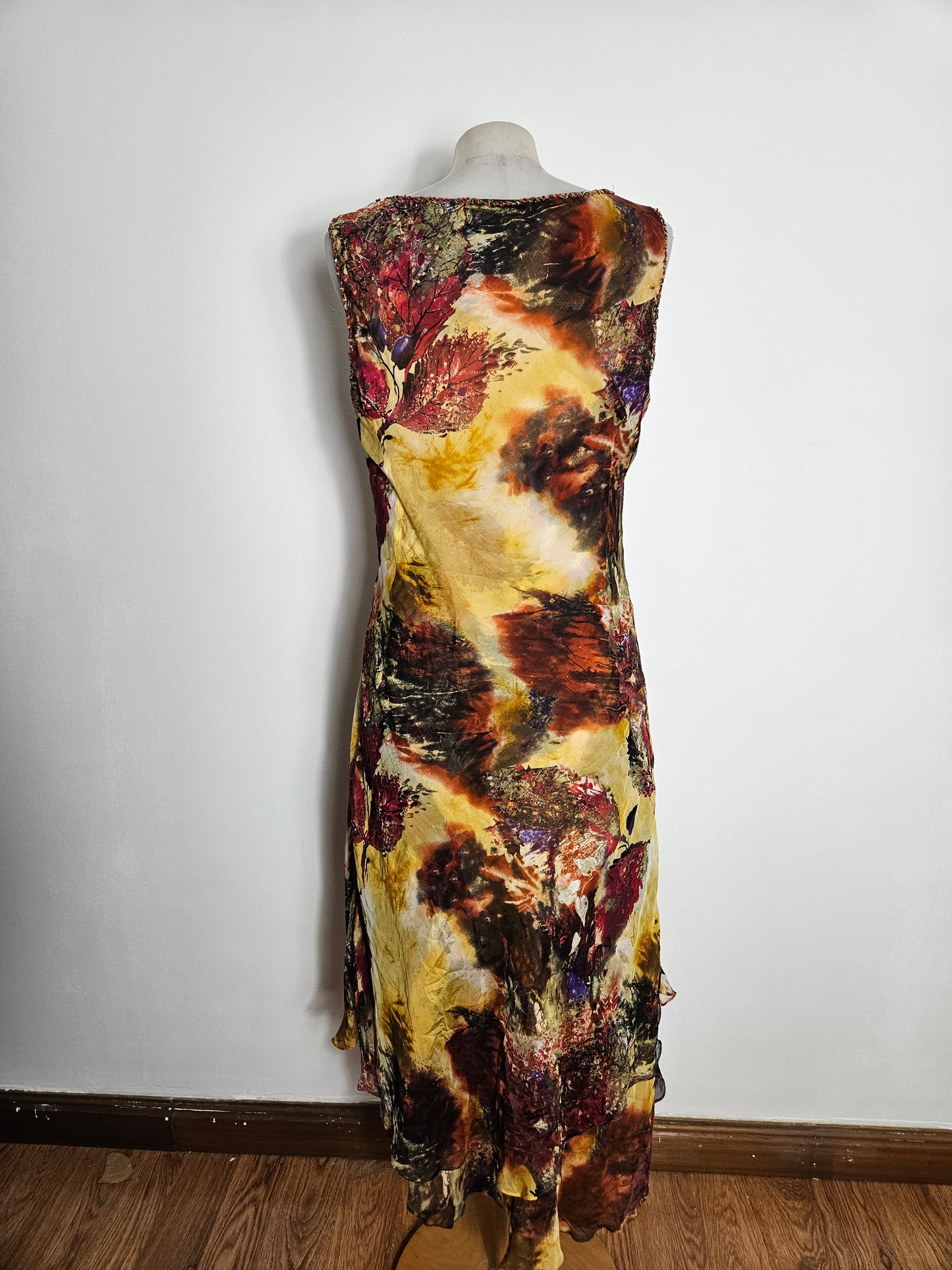 Vestido de seda bordado en tonos ocres