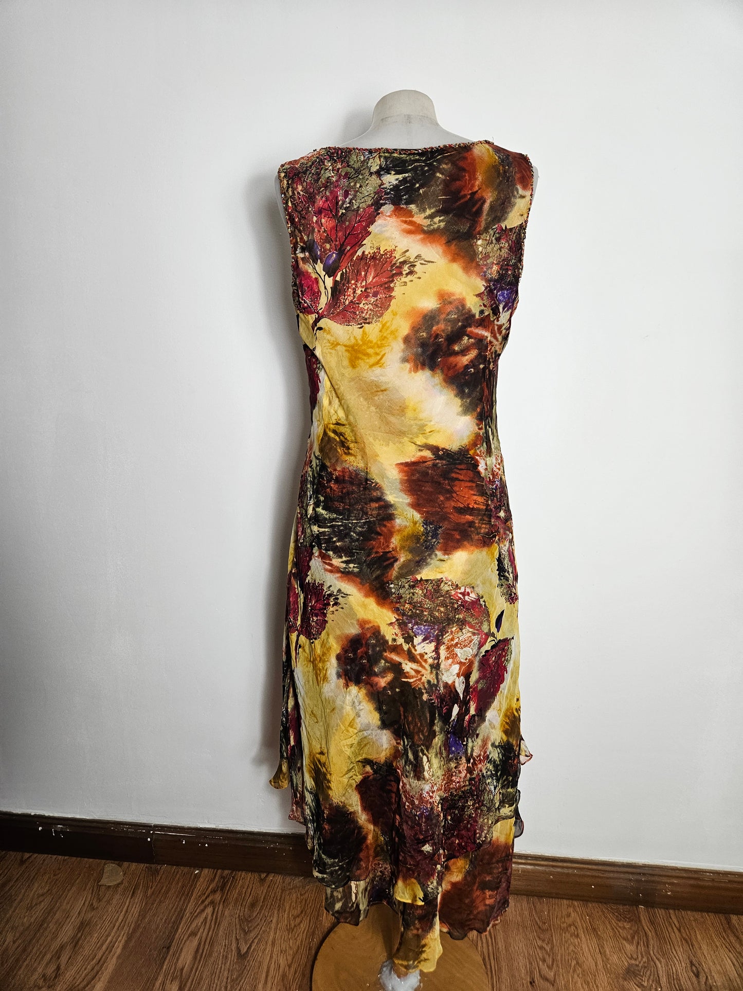 Vestido de seda bordado en tonos ocres