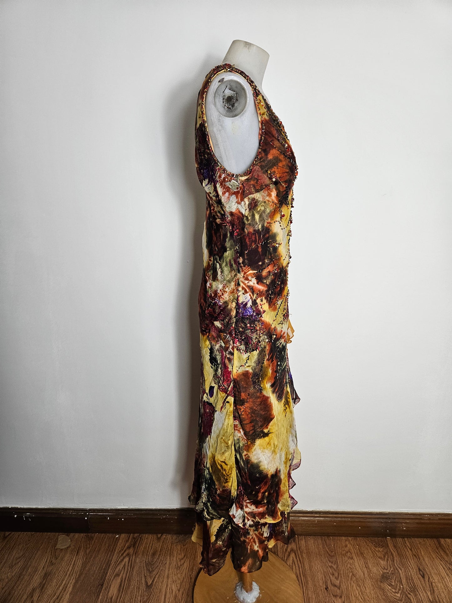 Vestido de seda bordado en tonos ocres