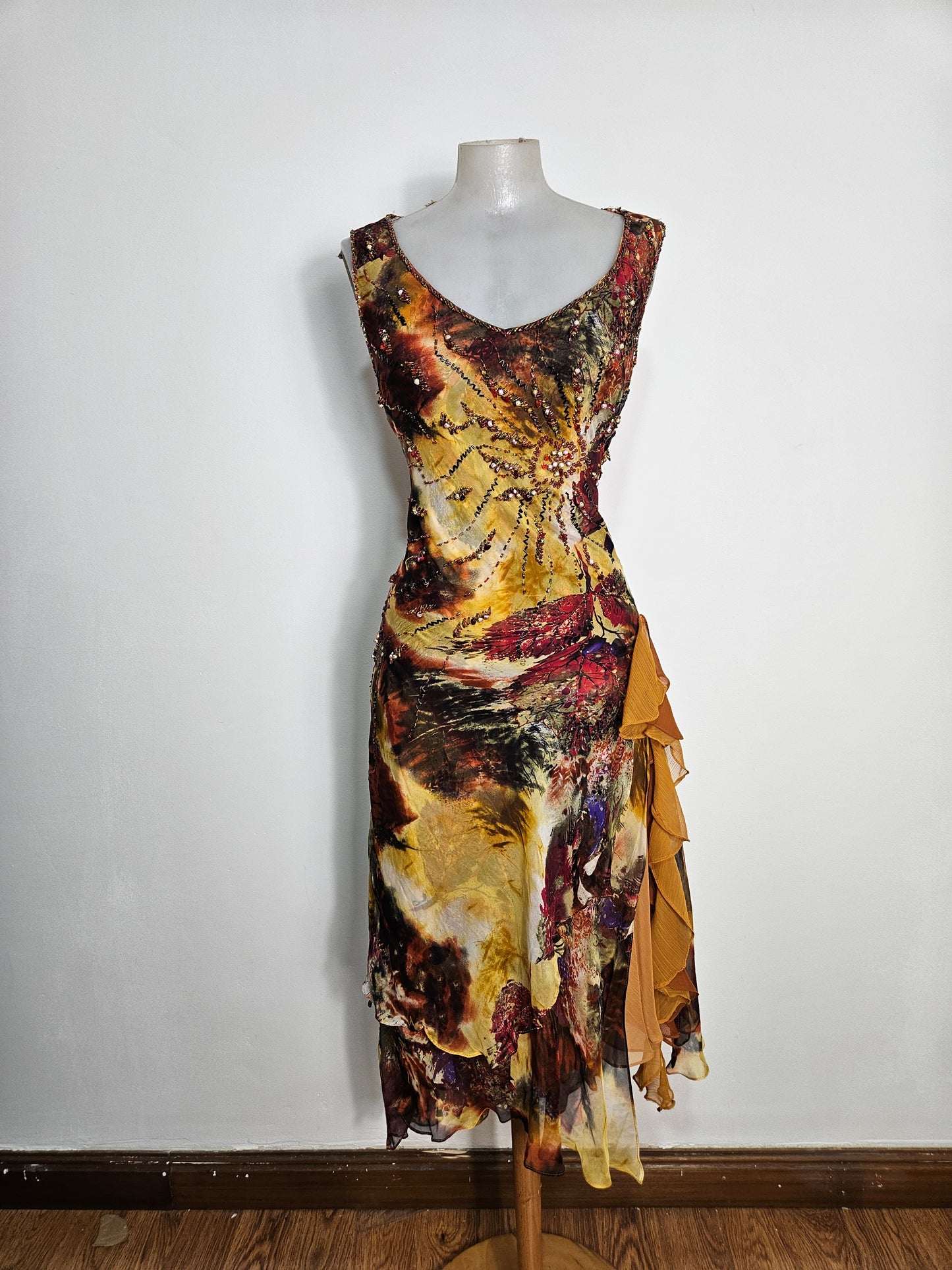 Vestido de seda bordado en tonos ocres