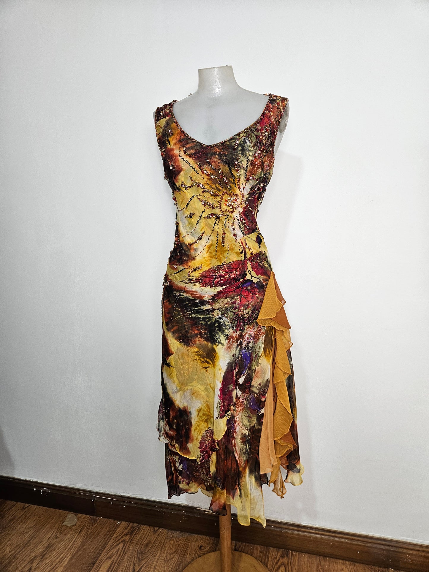 Vestido de seda bordado en tonos ocres