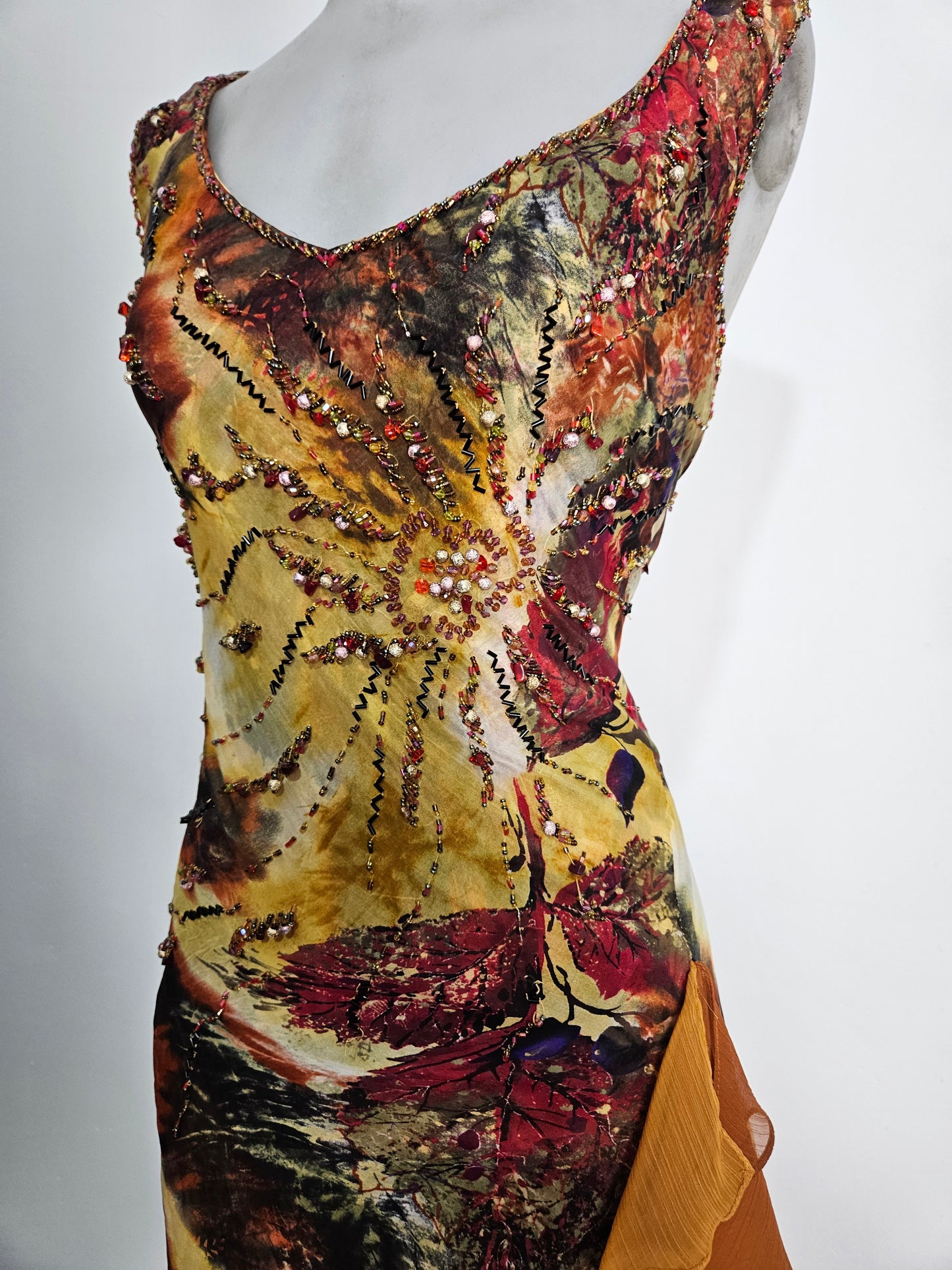 Vestido de seda bordado en tonos ocres