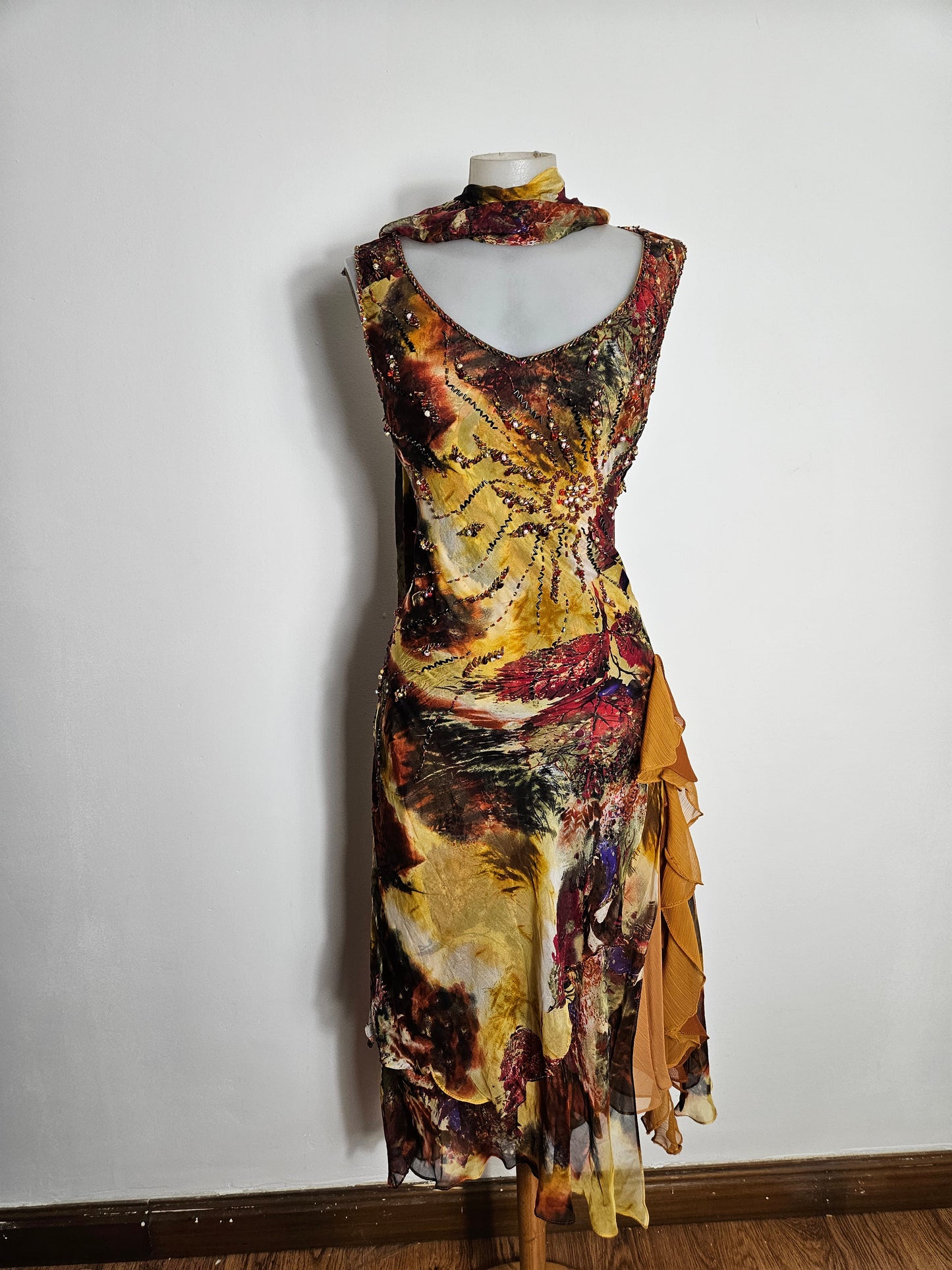 Vestido de seda bordado en tonos ocres