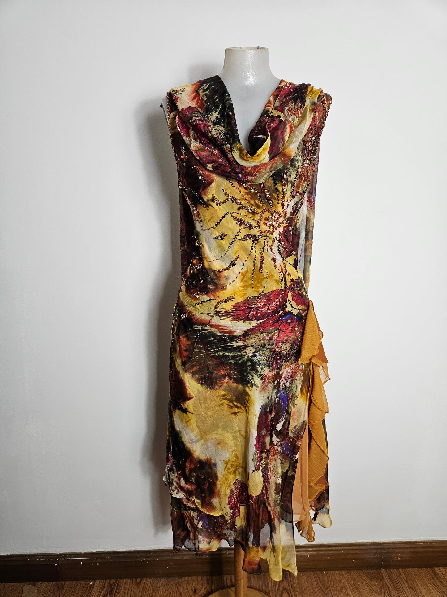 Vestido de seda bordado en tonos ocres