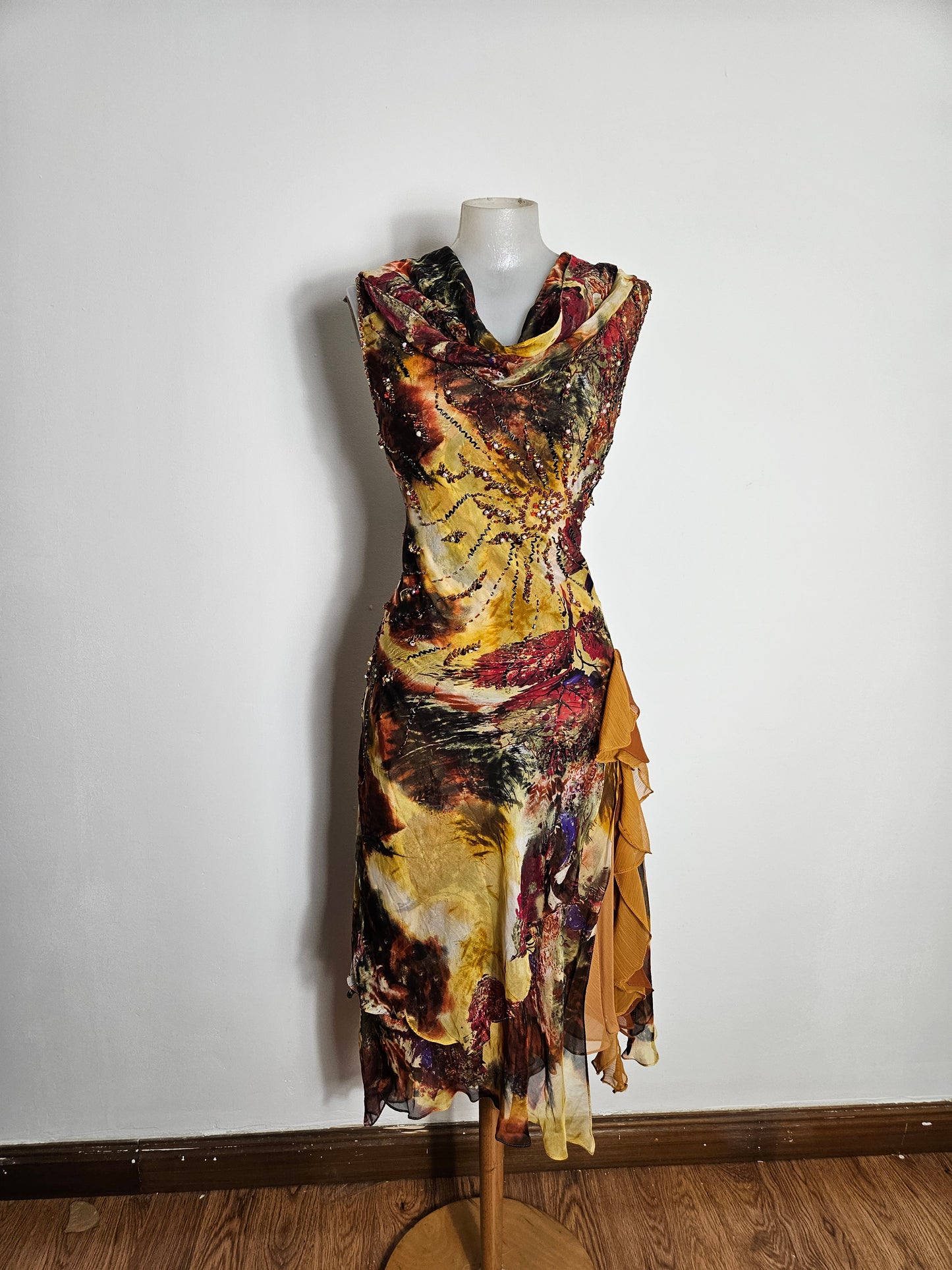 Vestido de seda bordado en tonos ocres