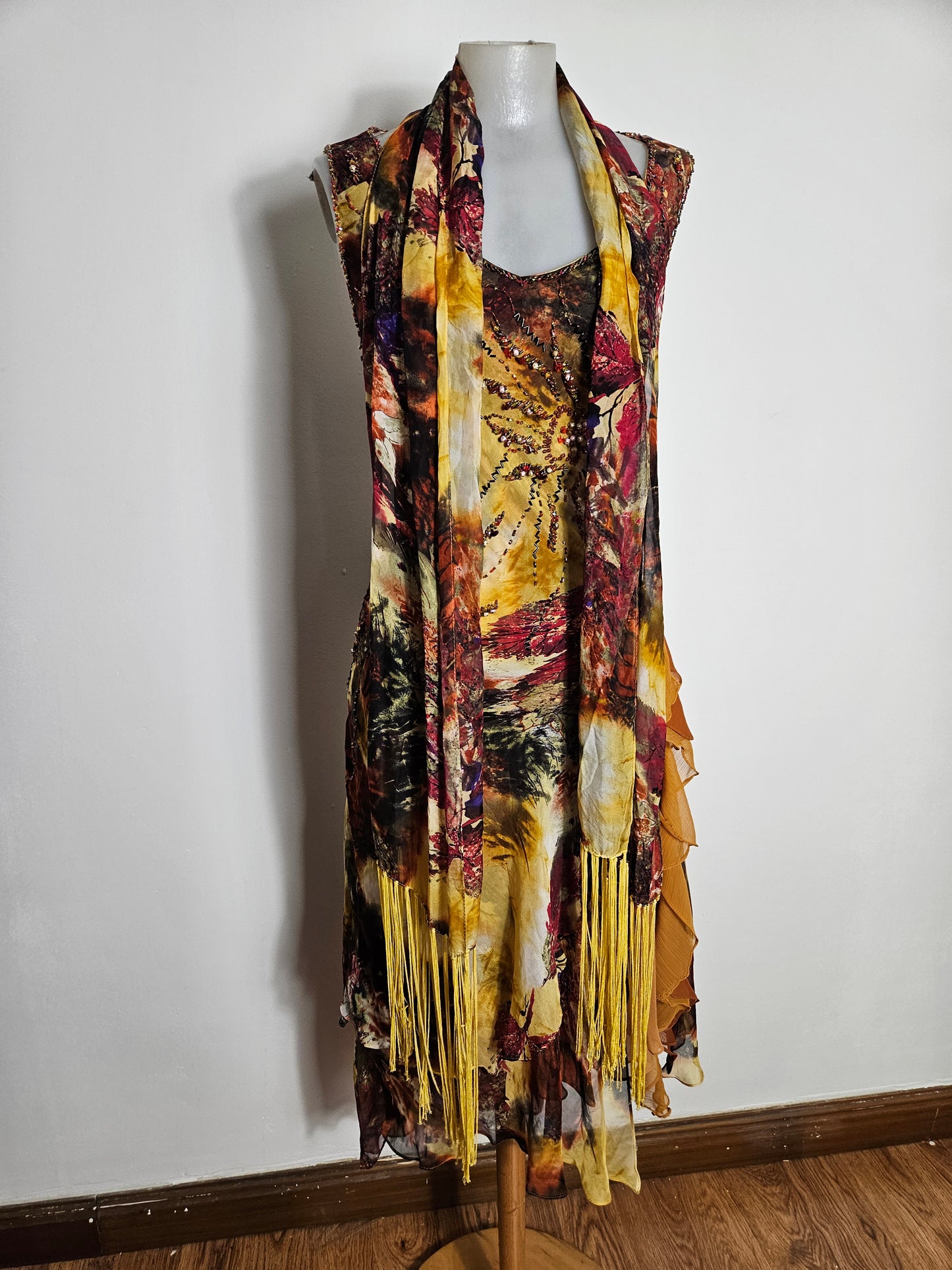 Vestido de seda bordado en tonos ocres