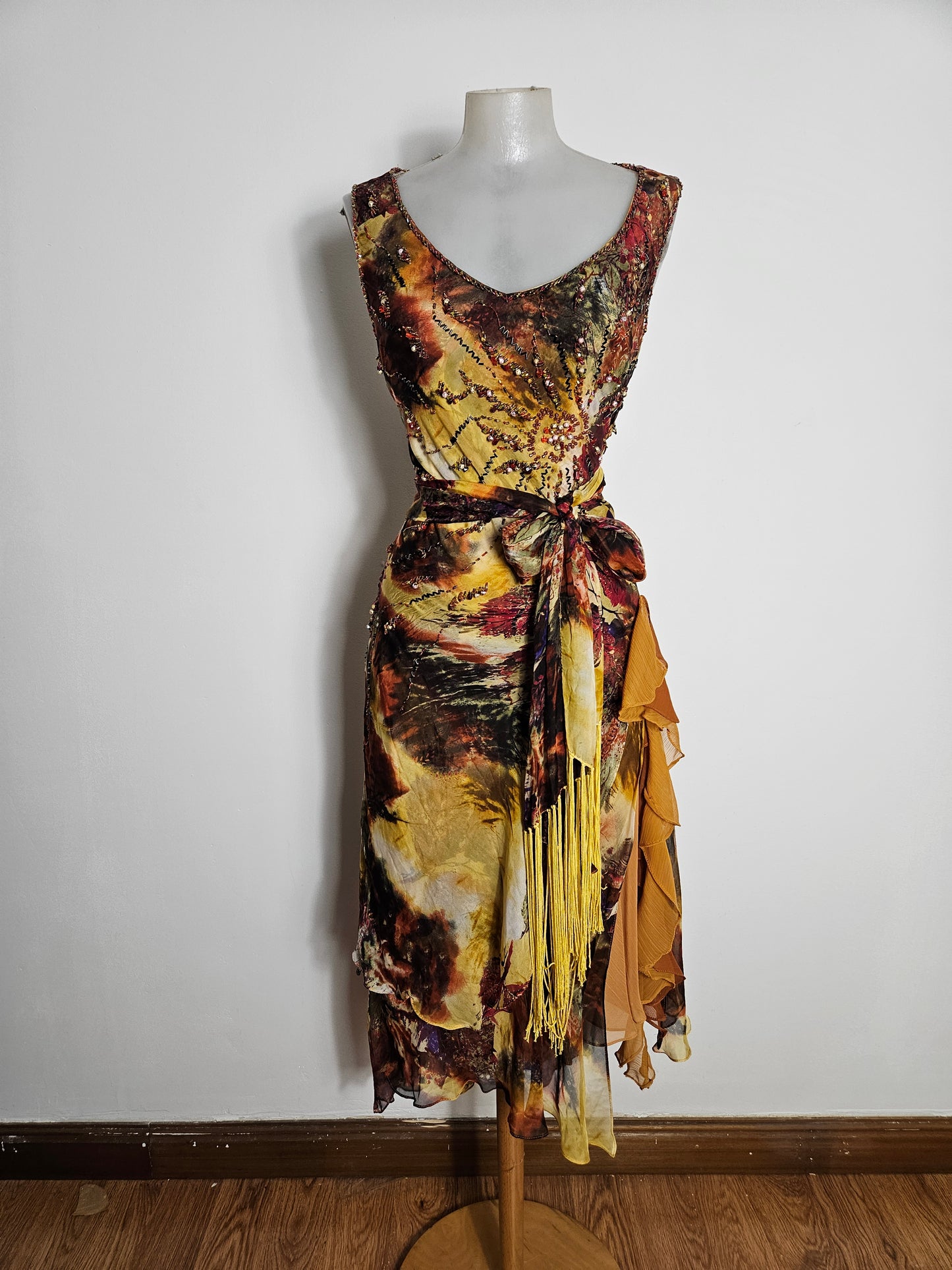 Vestido de seda bordado en tonos ocres