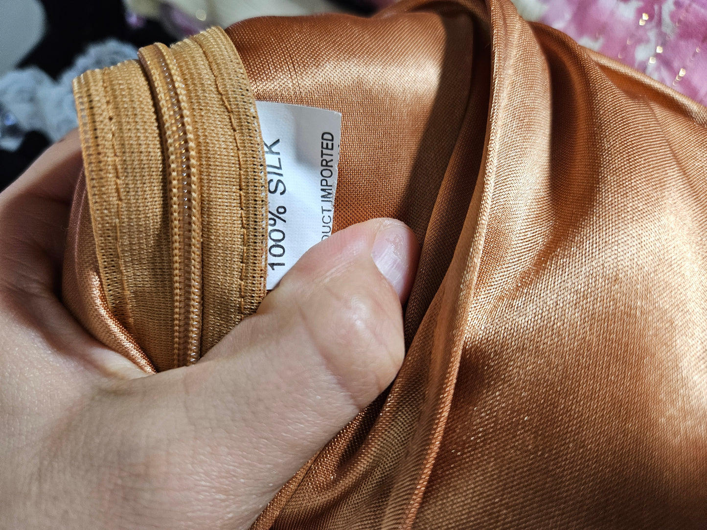 Vestido de seda bordado en tonos ocres