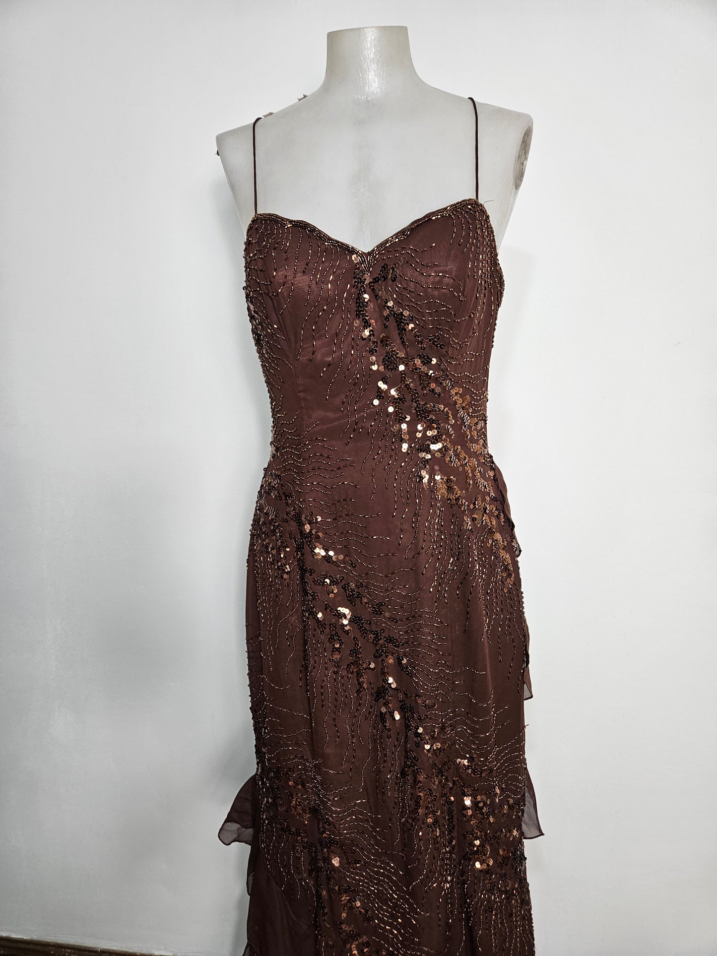 Vestido largo marrón bordado con lentejuelas