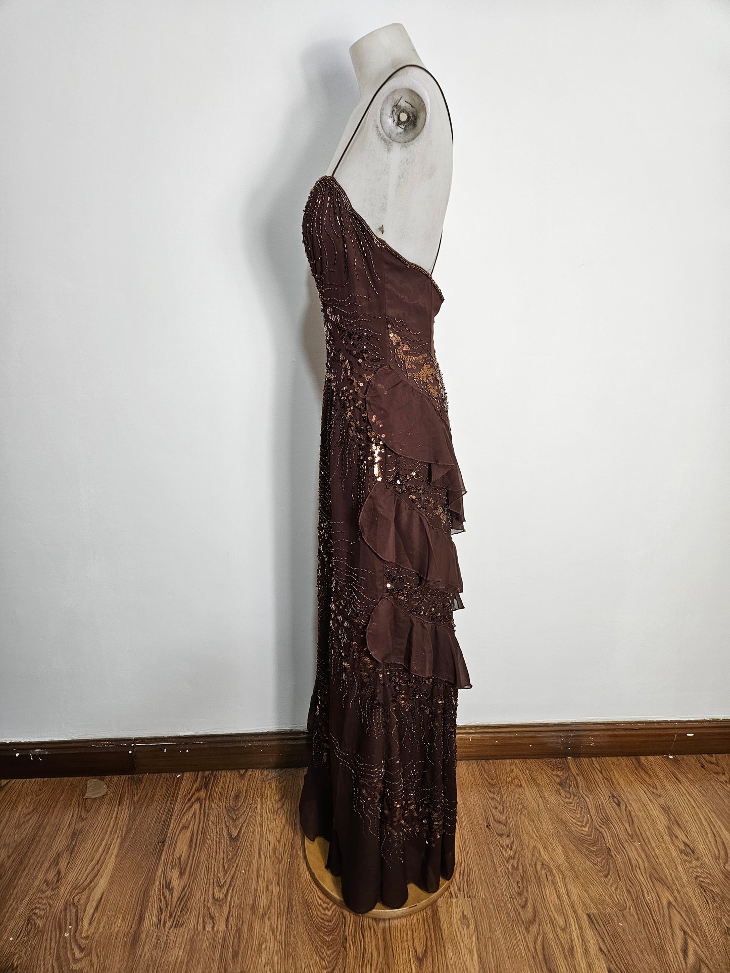 Vestido largo marrón bordado con lentejuelas