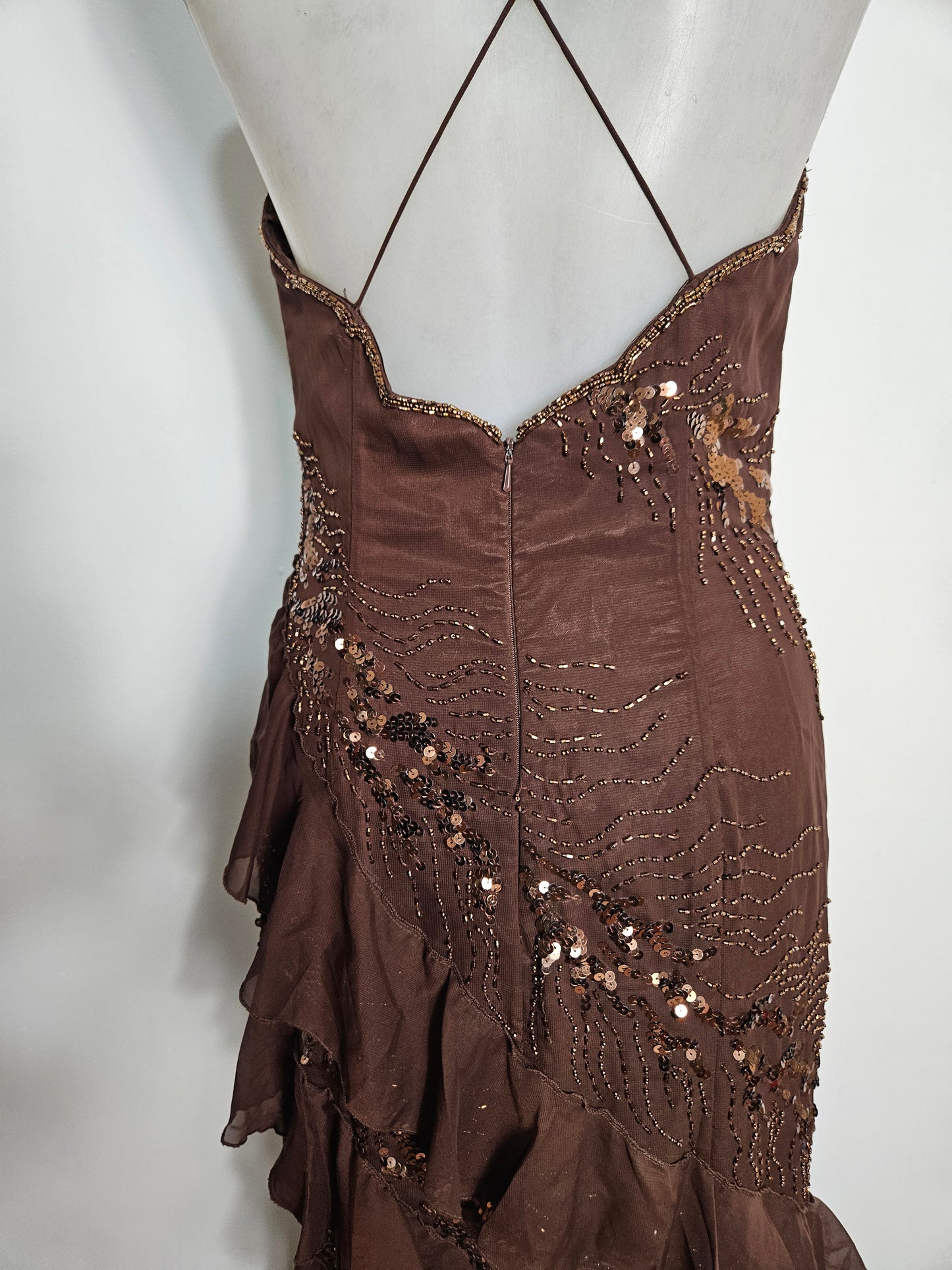 Vestido largo marrón bordado con lentejuelas