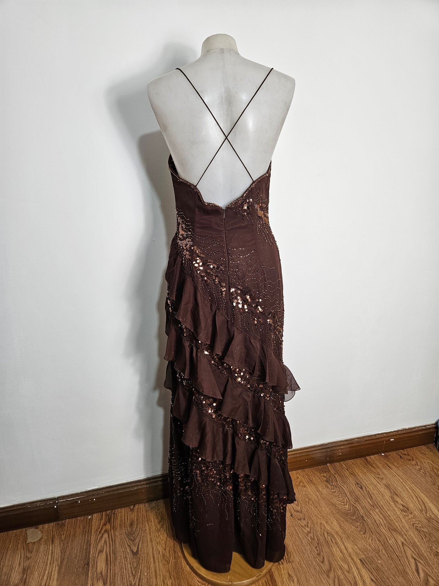 Vestido largo marrón bordado con lentejuelas