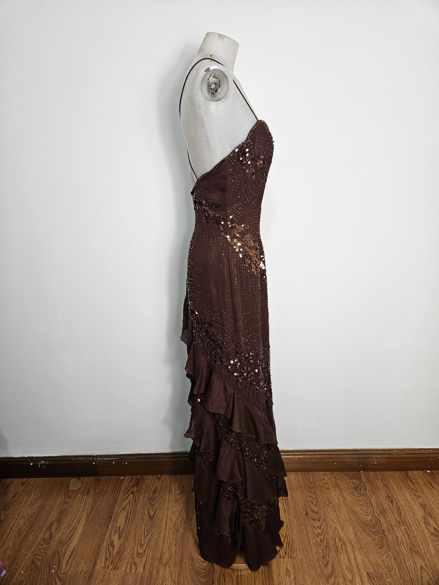 Vestido largo marrón bordado con lentejuelas