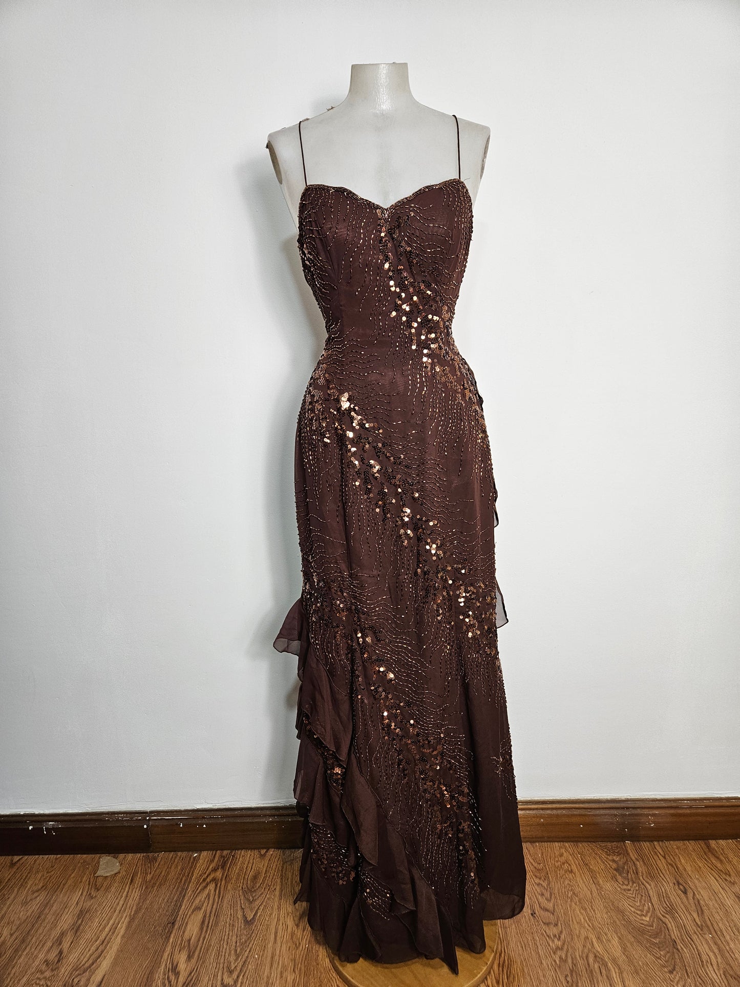 Vestido largo marrón bordado con lentejuelas