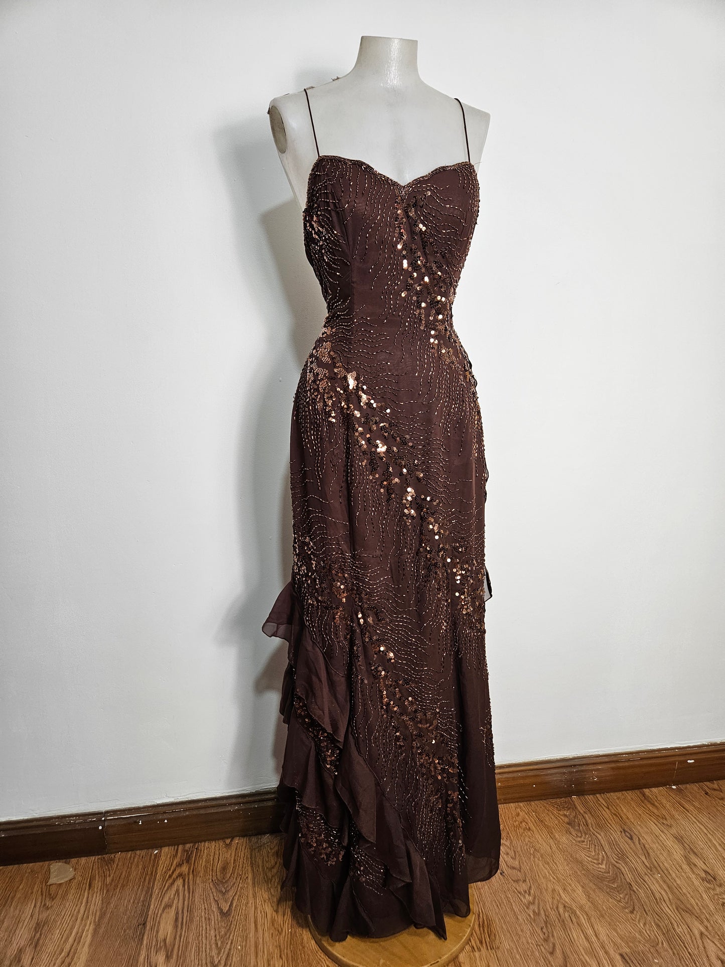 Vestido largo marrón bordado con lentejuelas