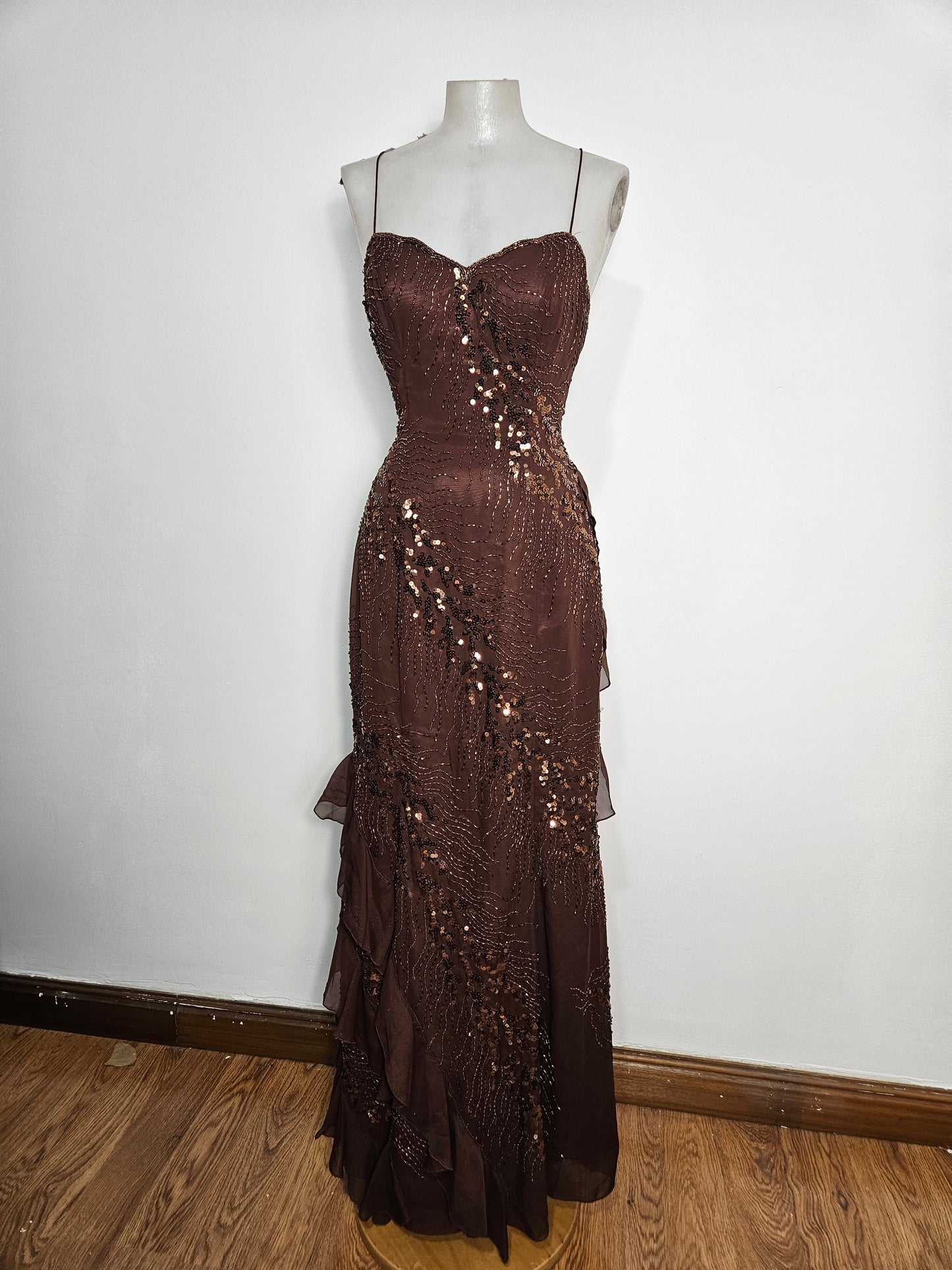 Vestido largo marrón bordado con lentejuelas