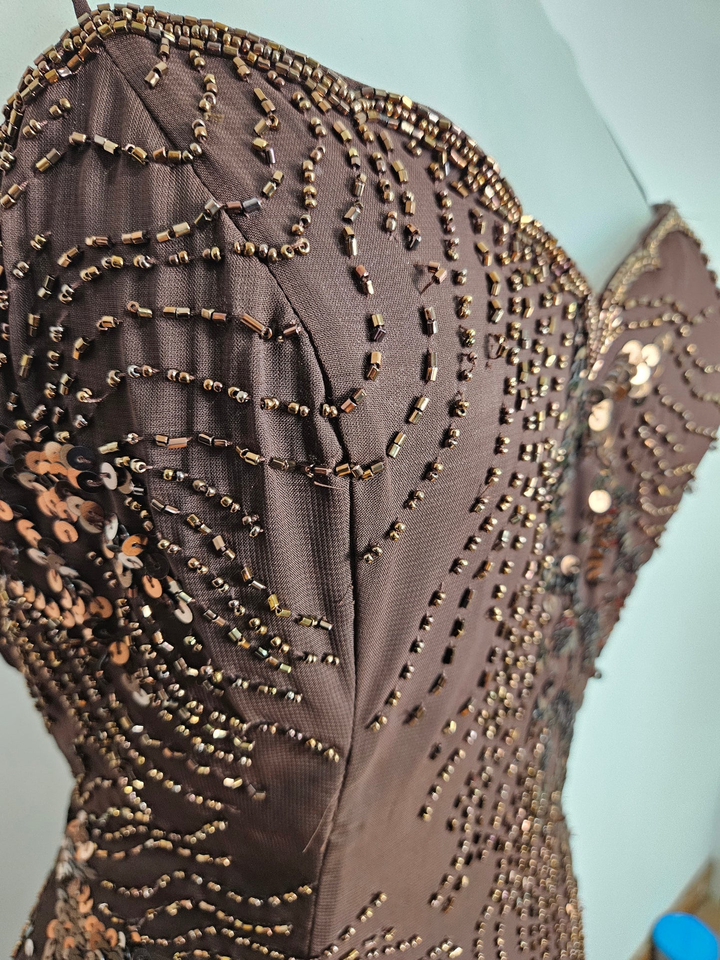 Vestido largo marrón bordado con lentejuelas