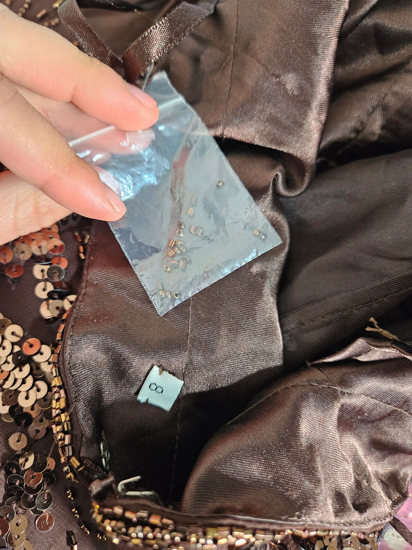 Vestido largo marrón bordado con lentejuelas