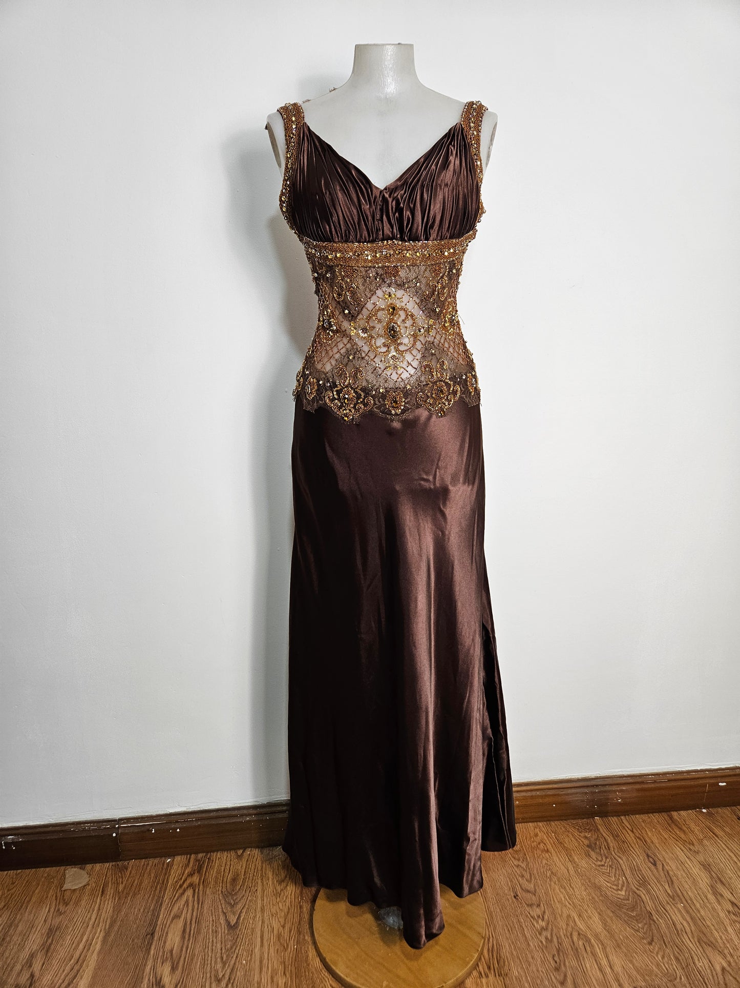 Vestido marrón de satén y perlas.