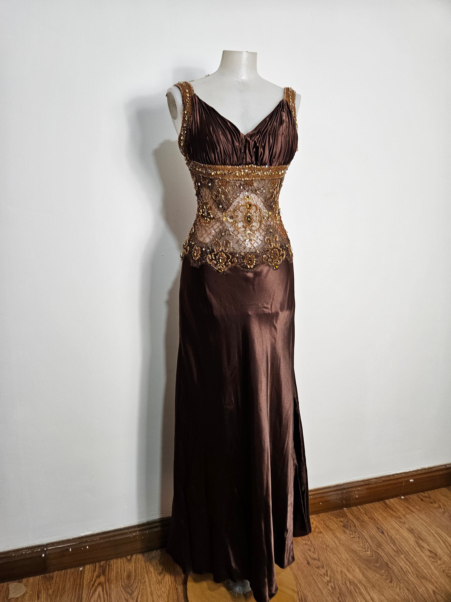 Vestido marrón de satén y perlas.
