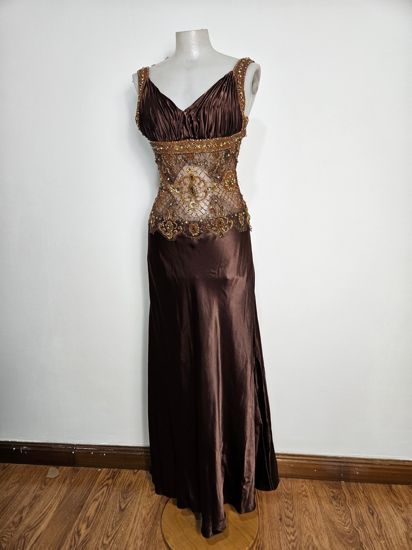 Vestido marrón de satén y perlas.