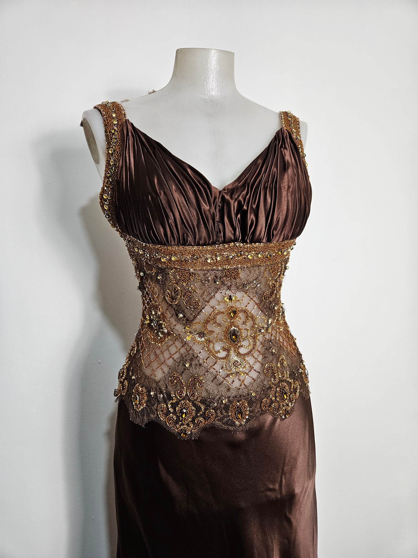 Vestido marrón de satén y perlas.