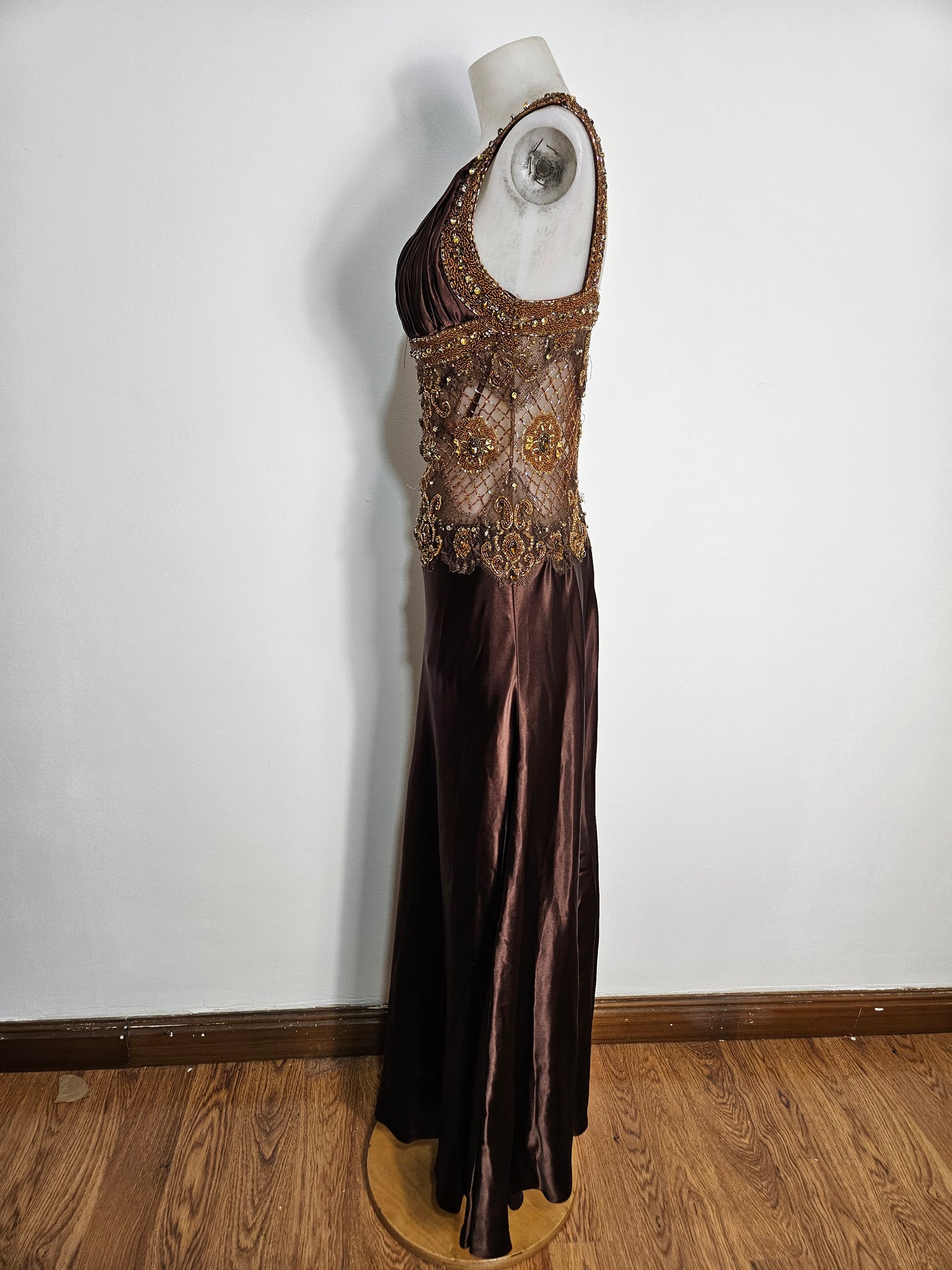 Vestido marrón de satén y perlas.