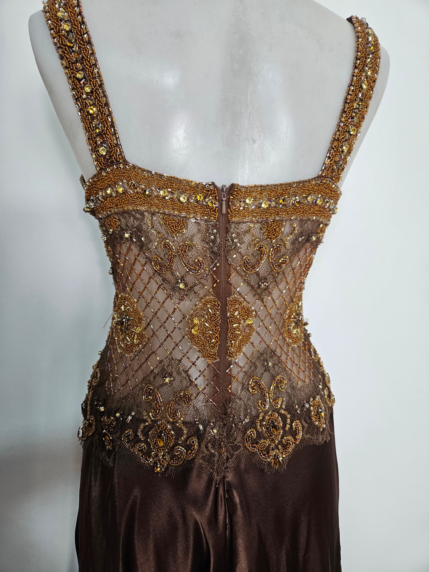 Vestido marrón de satén y perlas.