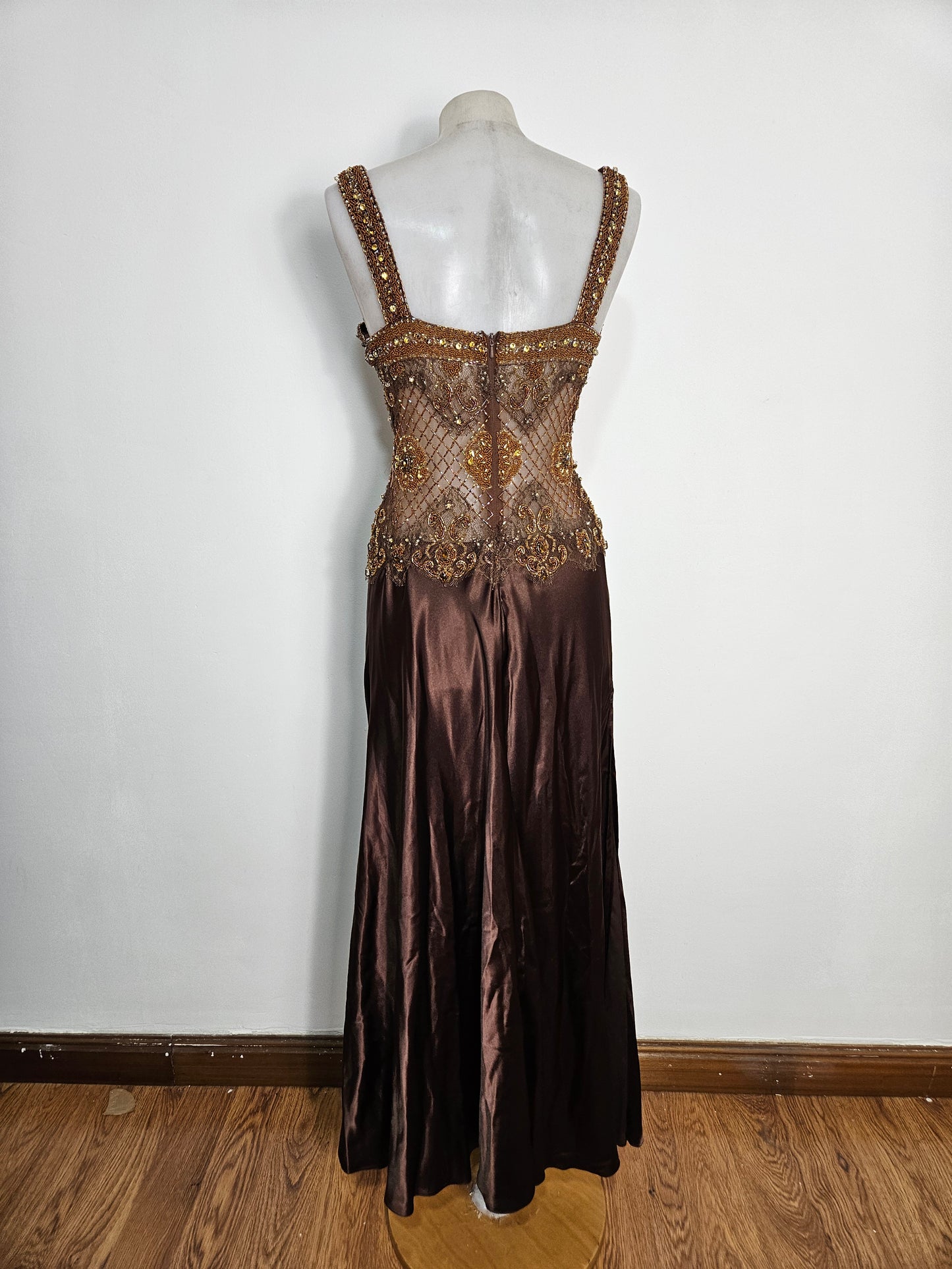 Vestido marrón de satén y perlas.